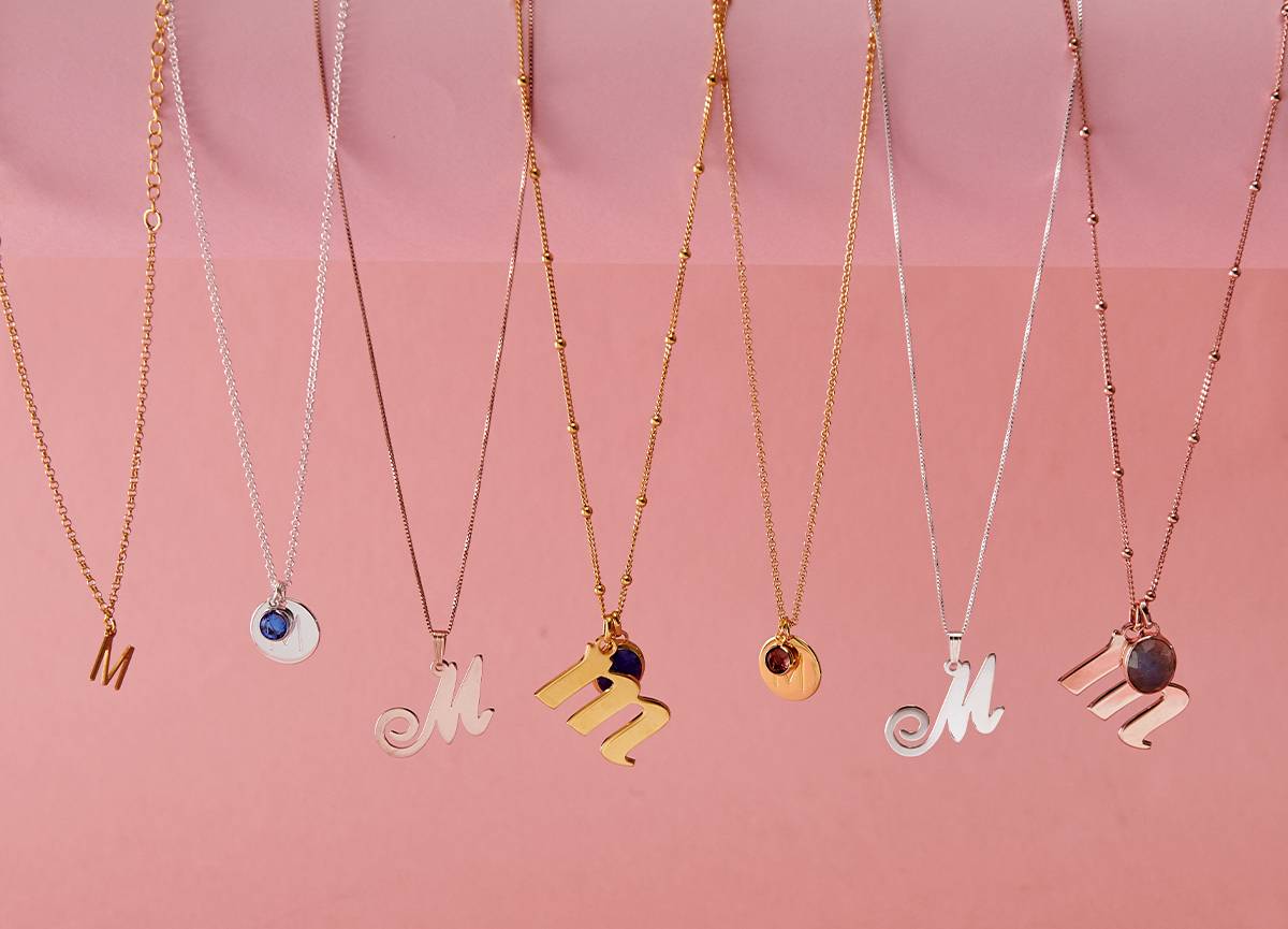 So stylen Sie Initialen Schmuck