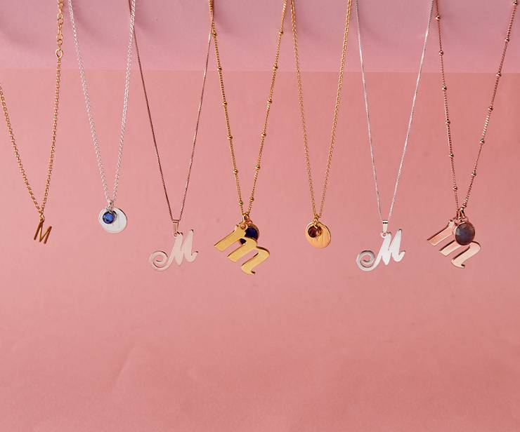 So stylen Sie Initialen Schmuck So stylen Sie Initialen Schmuck