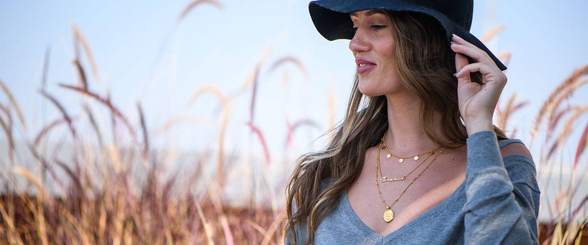So stylen Sie eine Choker-Kette mit Namen