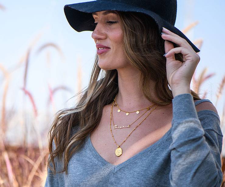 So stylen Sie eine Choker-Kette mit Namen So stylen Sie eine Choker-Kette mit Namen