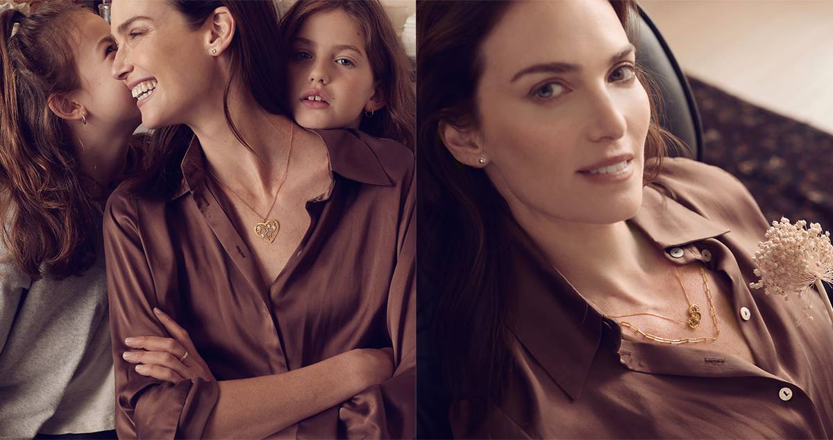 Mutter und Kinder tragen personalisierten Schmuck