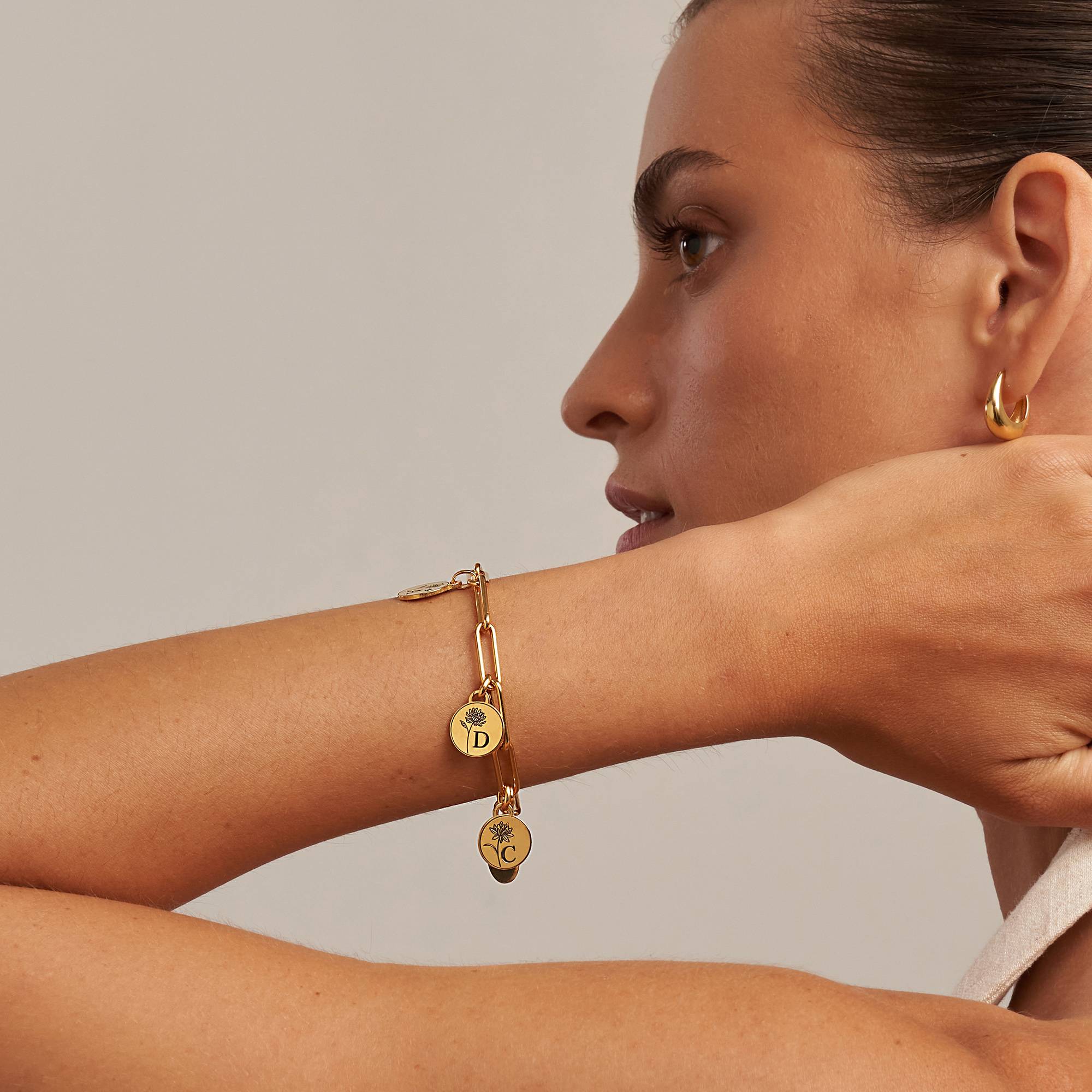 Prärie Initial Charm-Armband mit Geburtsblumen - Vergoldet-2 Produktfoto
