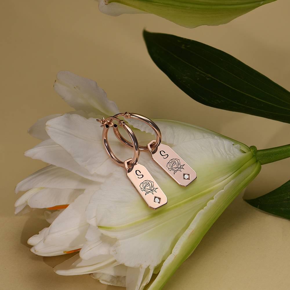 Blühende Geburtsblume Creolen mit Initialen und Diamanten - rosévergoldetes Sterlingsilber-4 Blühende Geburtsblume Creolen mit Initialen und Diamanten - rosévergoldetes Sterlingsilber-4 Produktfoto