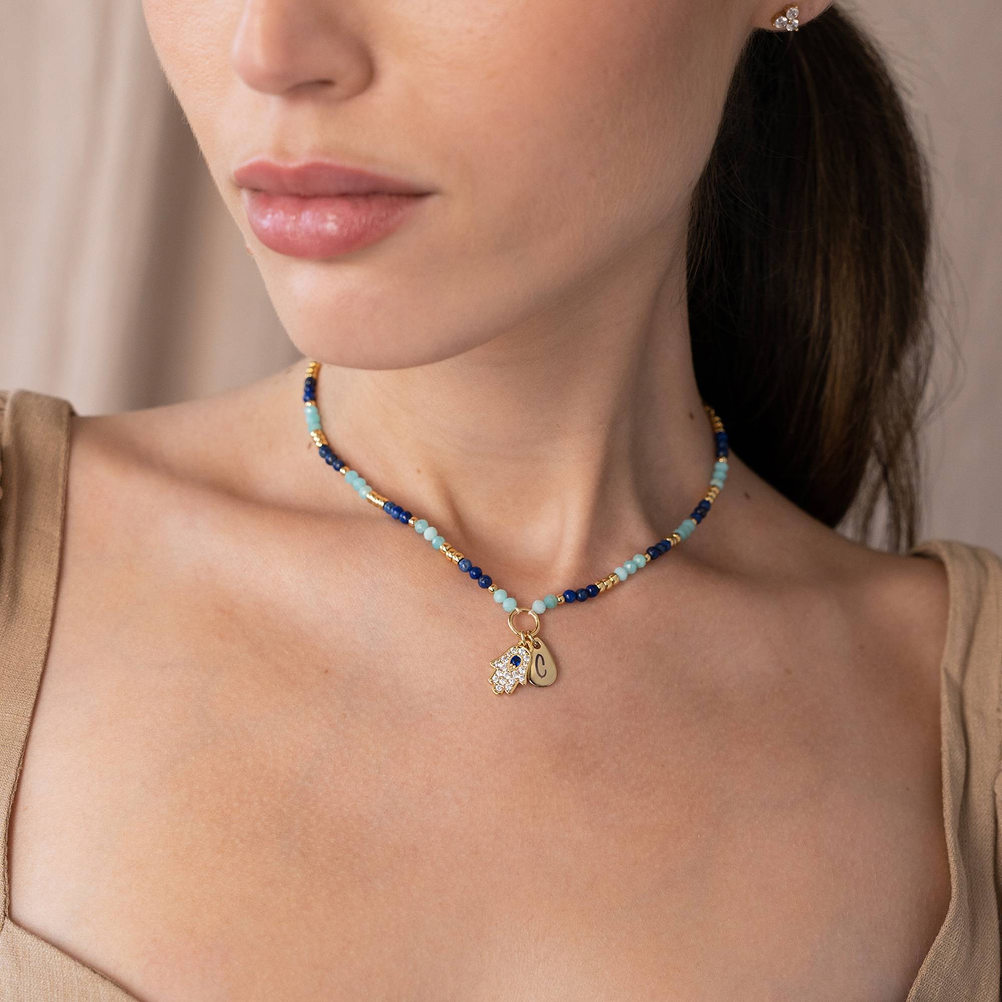 Küsten-Hamsa Halskette mit Initialen und Halbedelstein-Perlen - 750er vergoldetes Messing-3 Küsten-Hamsa Halskette mit Initialen und Halbedelstein-Perlen - 750er vergoldetes Messing-3 Produktfoto
