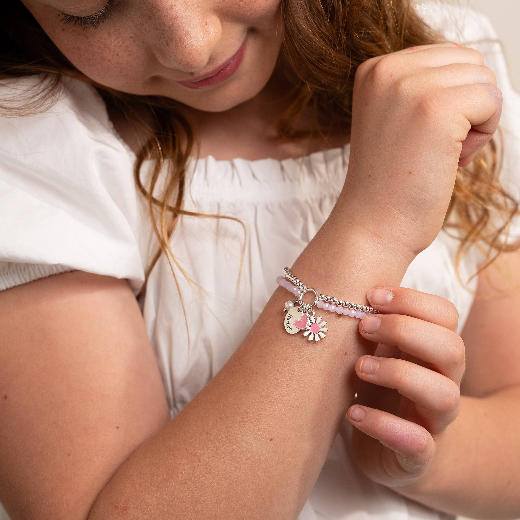 Daisygirl Perlenarmband mit Charms - versilbertes Messing-4 Produktfoto
