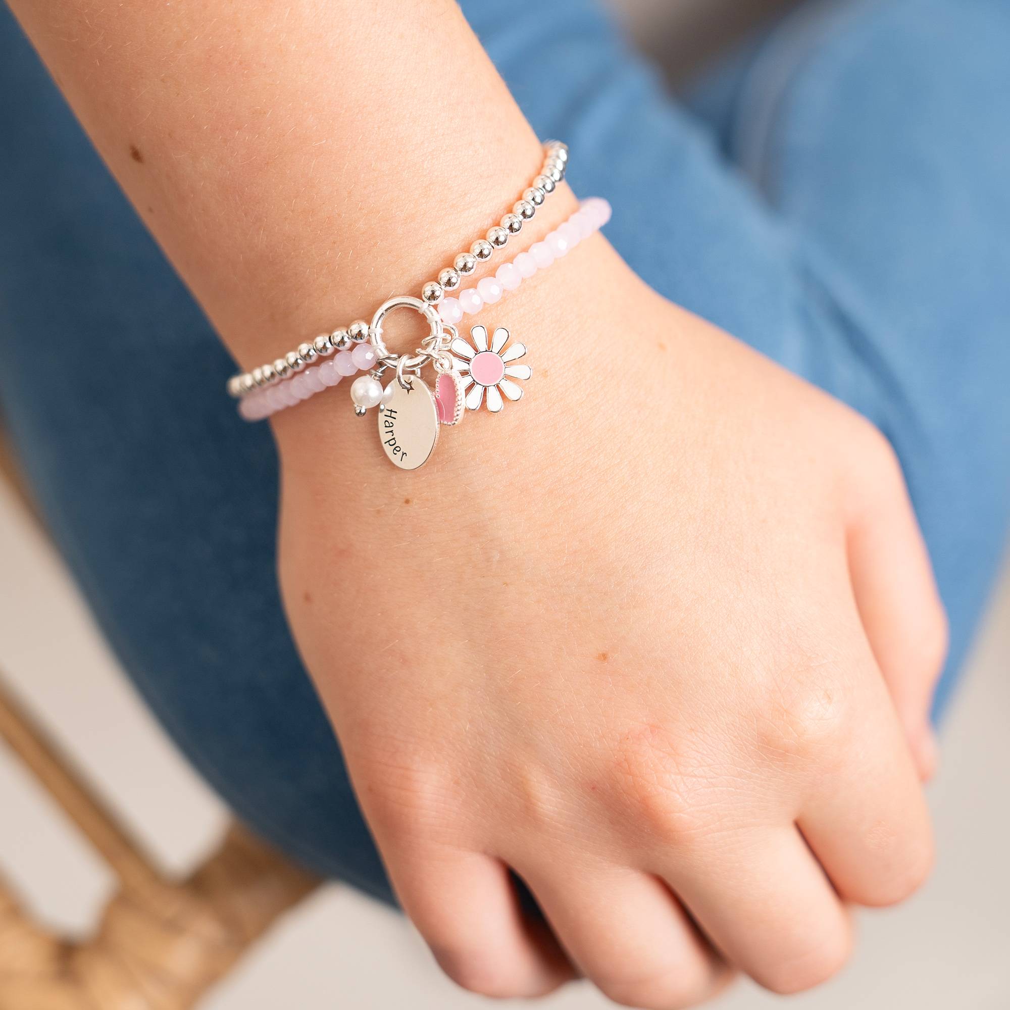 Daisygirl Perlenarmband mit Charms - versilbertes Messing-3 Produktfoto