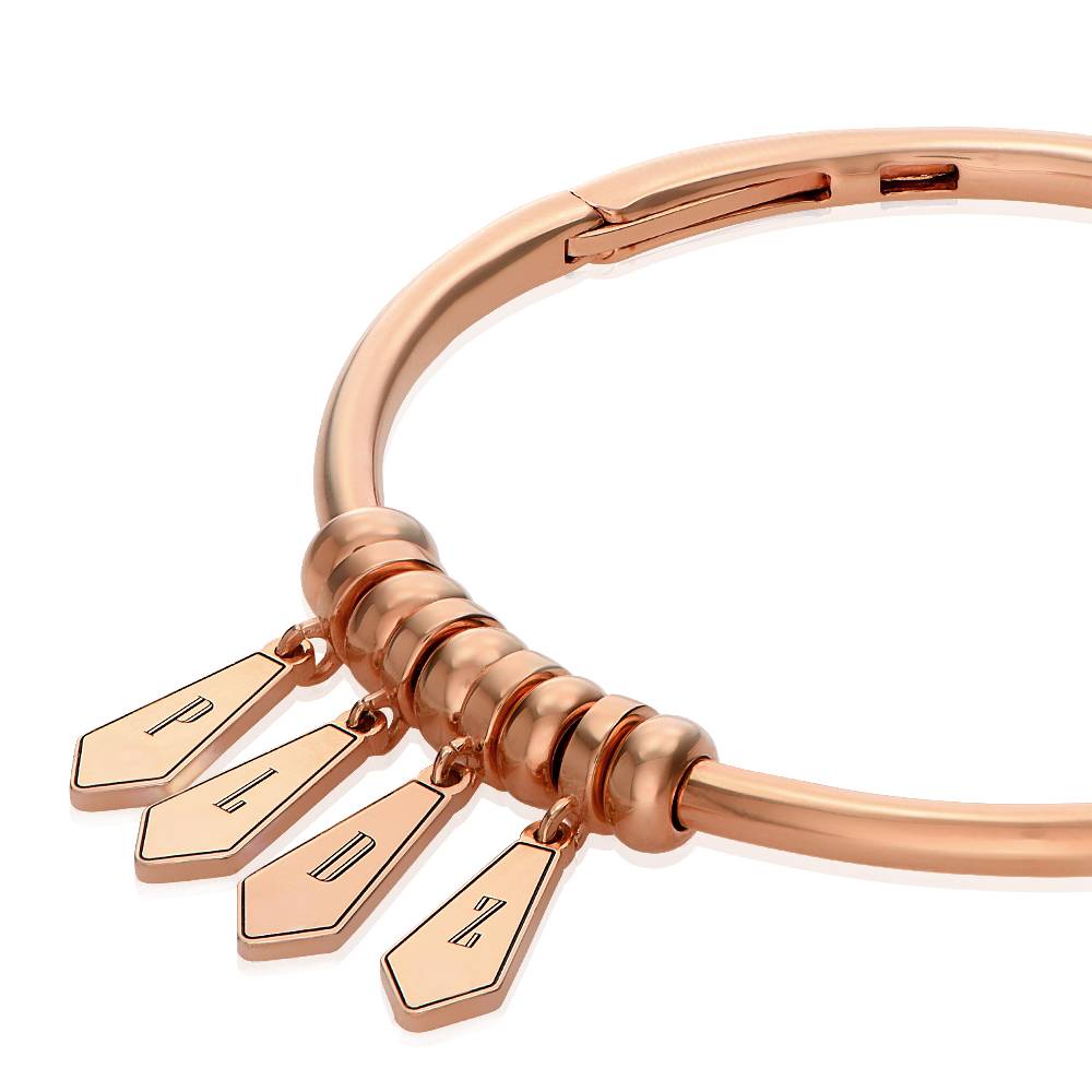 Gia Initial Armreif mit Tropfen-Anhängern - rosévergoldetes Sterlingsilber-5 Gia Initial Armreif mit Tropfen-Anhängern - rosévergoldetes Sterlingsilber-5 Produktfoto
