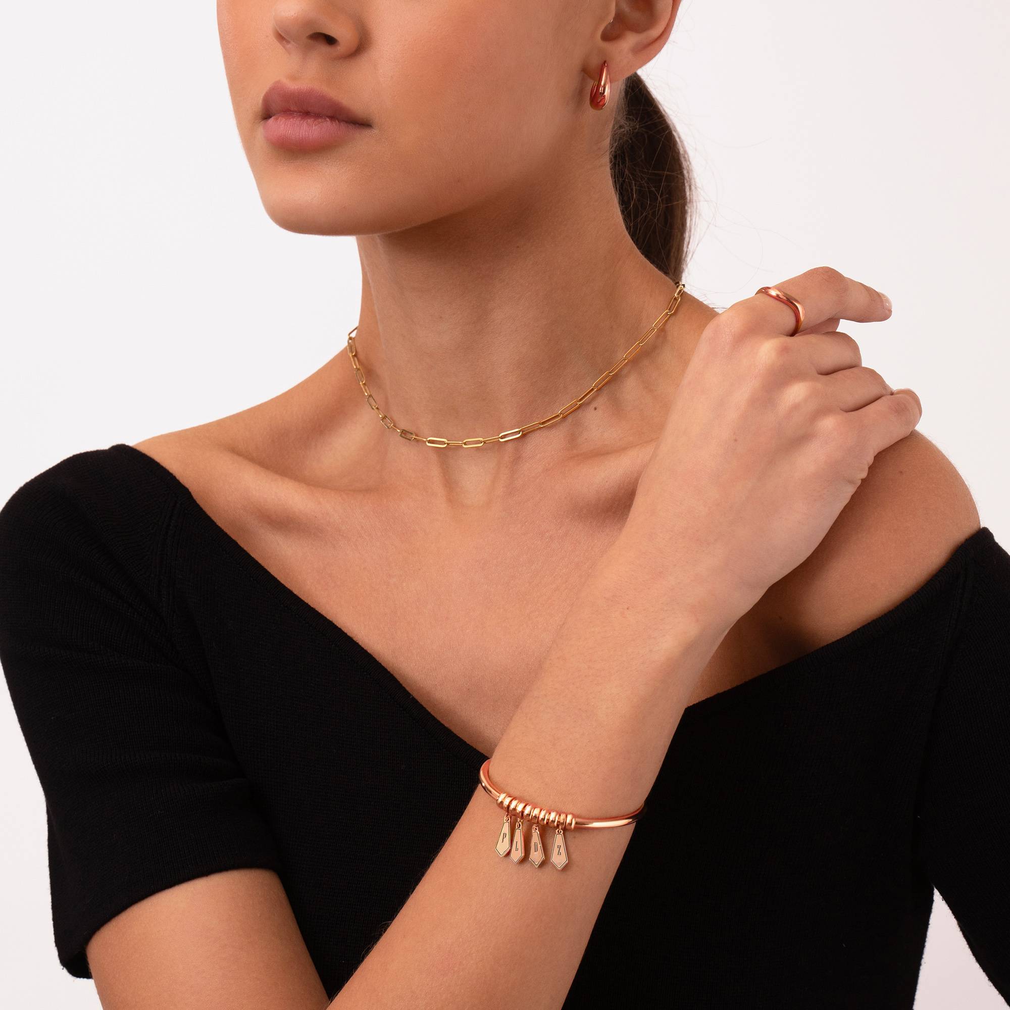 Gia Initial Armreif mit Tropfen-Anhängern - rosévergoldetes Sterlingsilber-2 Gia Initial Armreif mit Tropfen-Anhängern - rosévergoldetes Sterlingsilber-2 Produktfoto