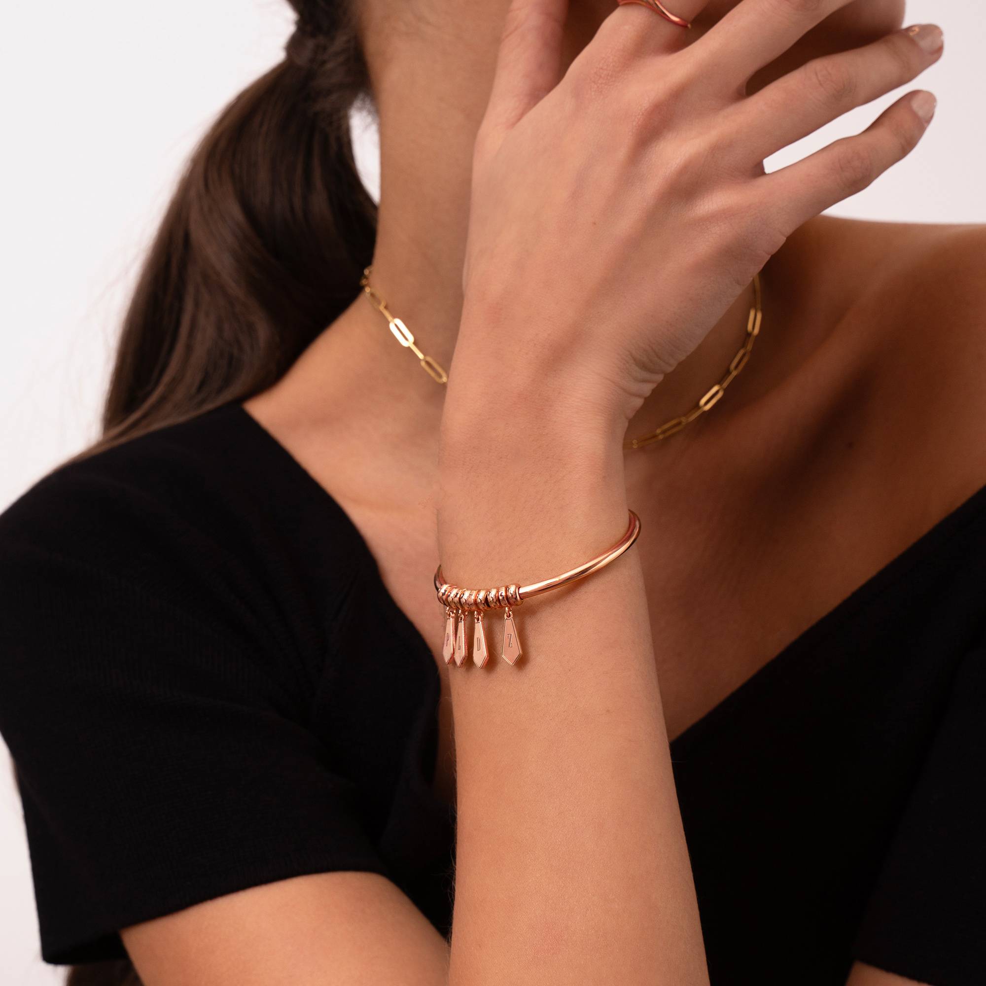 Gia Initial Armreif mit Tropfen-Anhängern - rosévergoldetes Sterlingsilber-4 Gia Initial Armreif mit Tropfen-Anhängern - rosévergoldetes Sterlingsilber-4 Produktfoto
