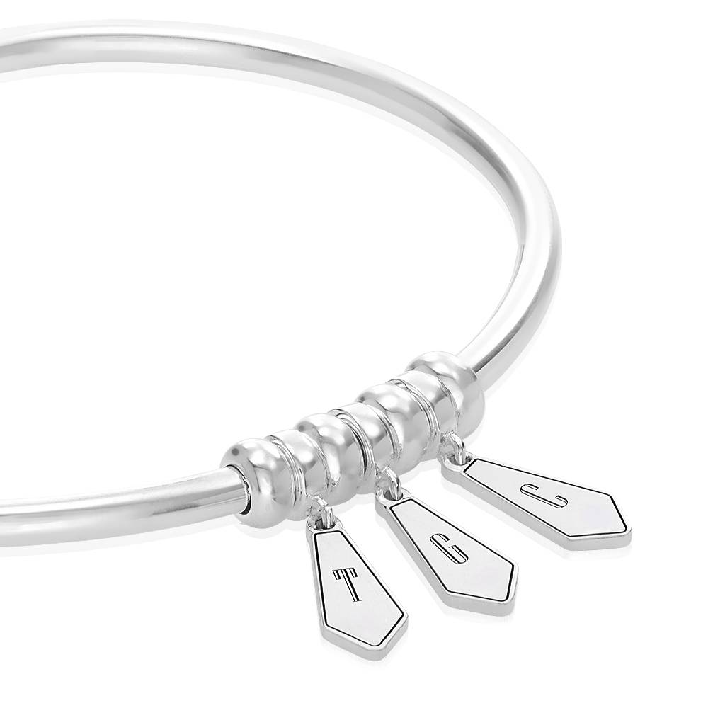 Gia Initial Armreif mit Tropfen-Anhängern - 925er Sterlingsilber-3 Gia Initial Armreif mit Tropfen-Anhängern - 925er Sterlingsilber-3 Produktfoto