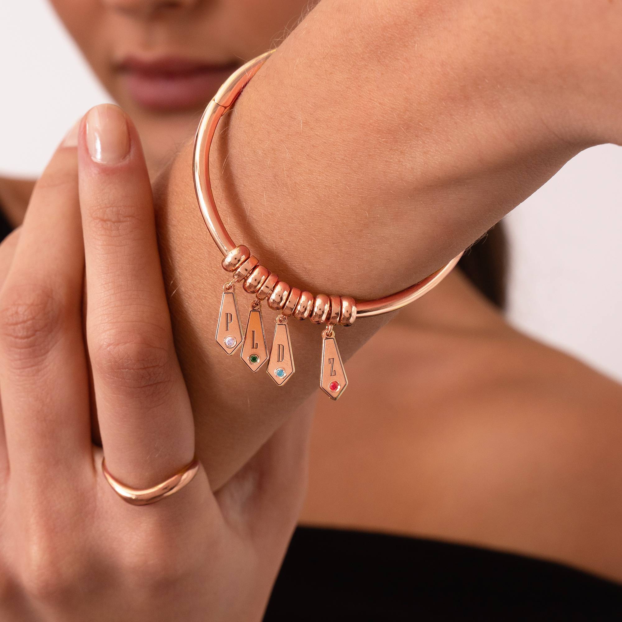 Gia Initial Armreif mit Tropfen-Anhängern und Geburtssteinen - rosévergoldetes Sterlingsilber-2 Gia Initial Armreif mit Tropfen-Anhängern und Geburtssteinen - rosévergoldetes Sterlingsilber-2 Produktfoto