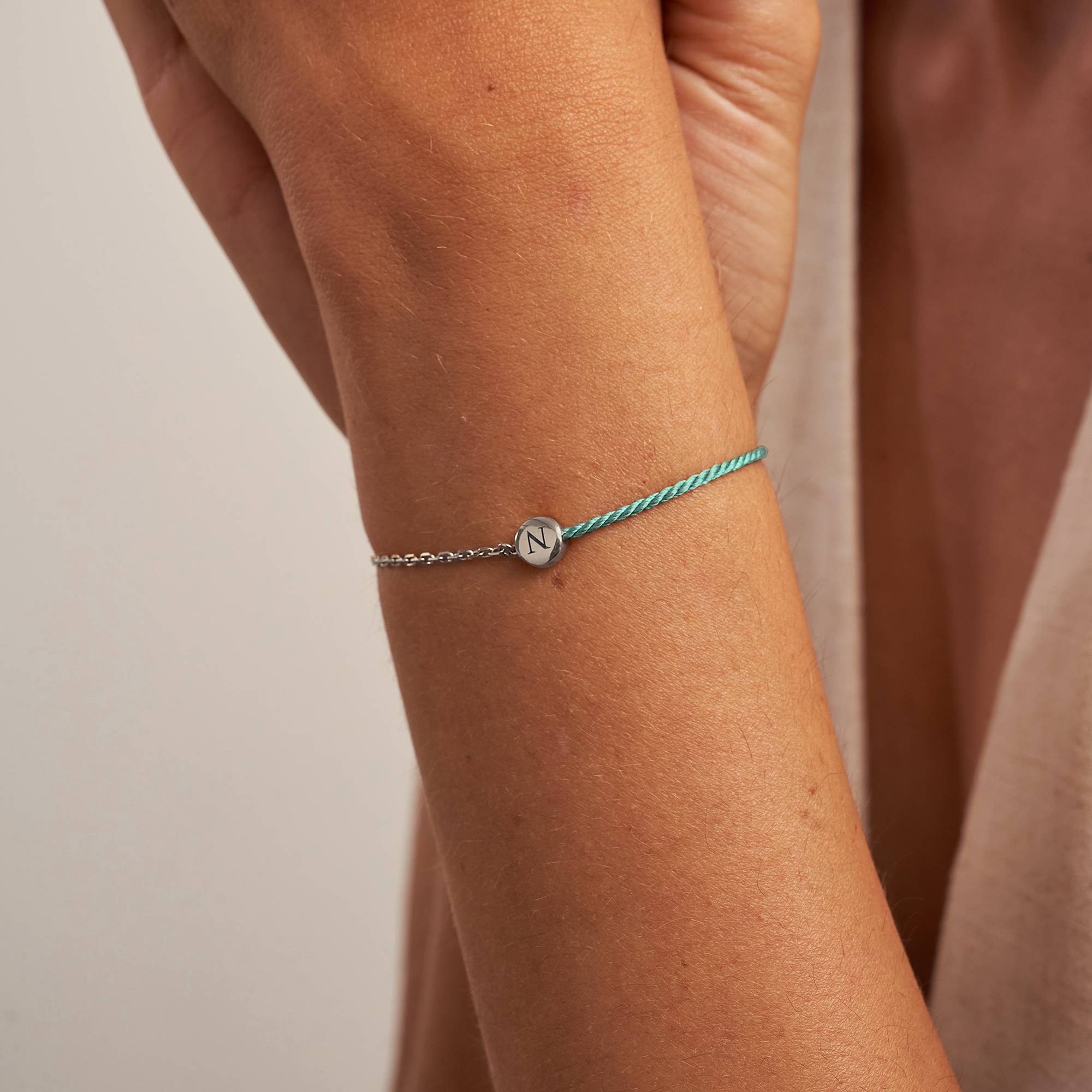 Halb und Halb grünes Initialarmband mit Diamant - 925er Sterlingsilber-4 Halb und Halb grünes Initialarmband mit Diamant - 925er Sterlingsilber-4 Produktfoto