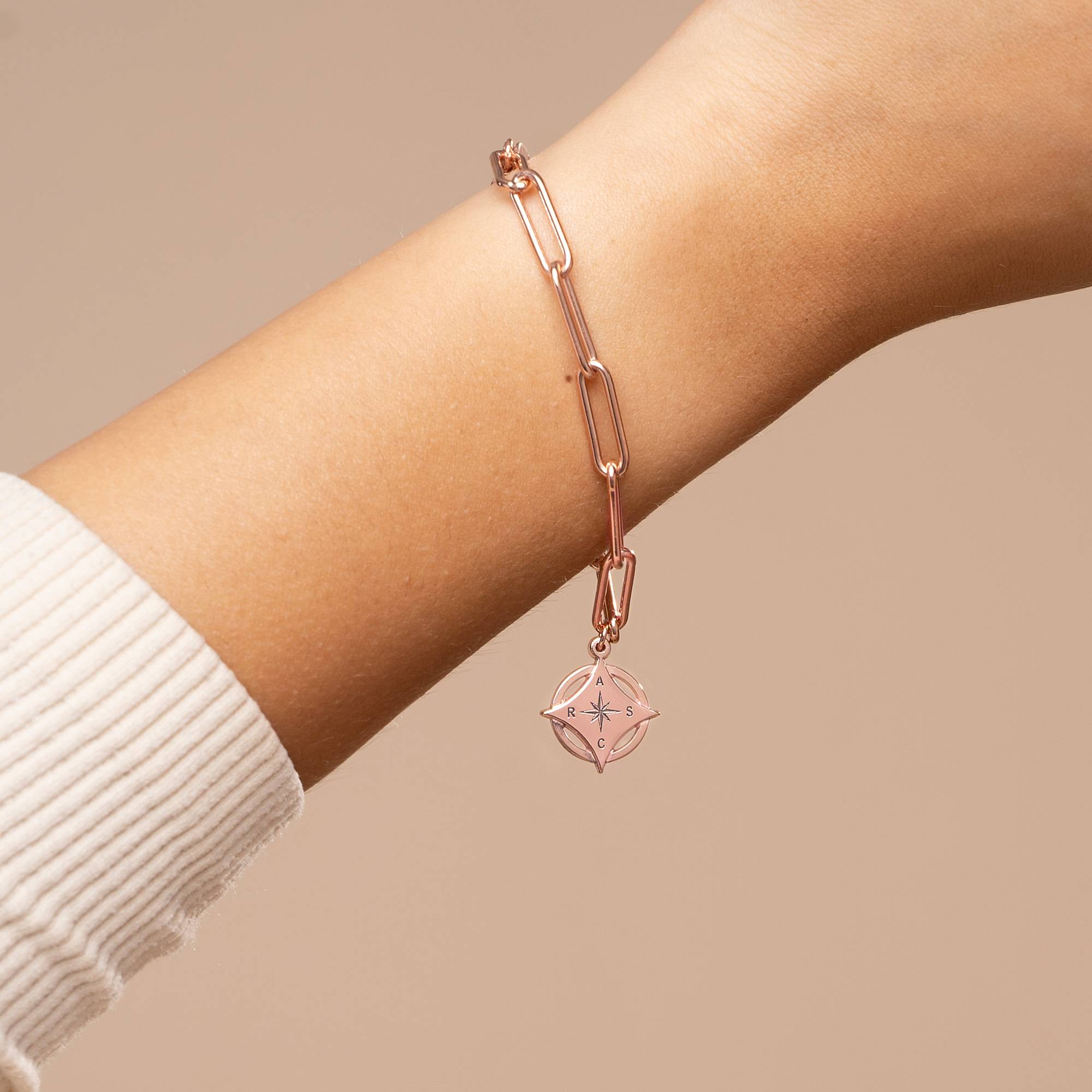 Kaia Initial Kompass-Armband - rosévergoldetes Sterlingsilber-3 Kaia Initial Kompass-Armband - rosévergoldetes Sterlingsilber-3 Produktfoto