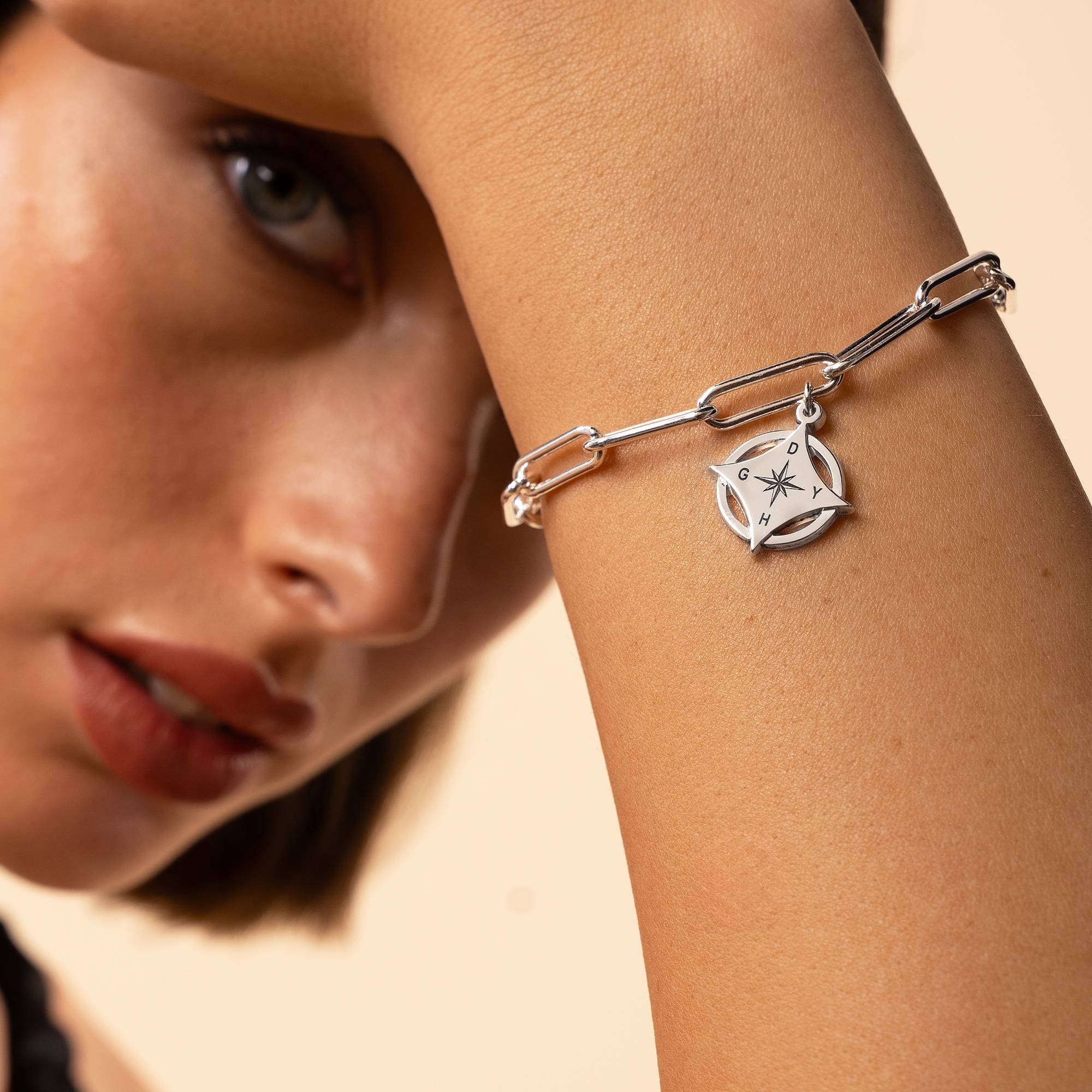 Kaia Initial Kompass-Armband - 925er Sterlingsilber-4 Kaia Initial Kompass-Armband - 925er Sterlingsilber-4 Produktfoto