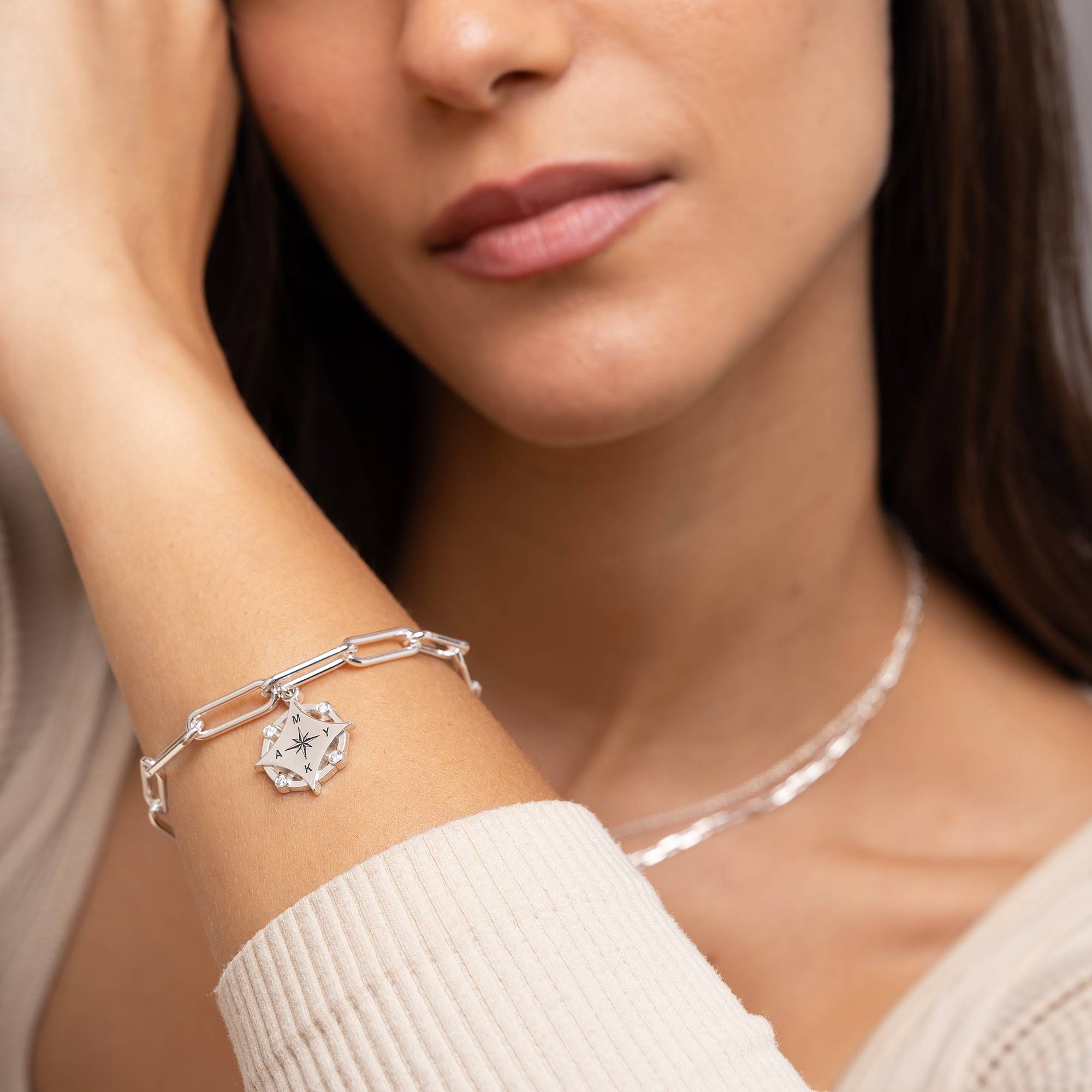 Kaia Initial Kompass-Armband mit Diamanten - 925er Sterlingsilber-4 Kaia Initial Kompass-Armband mit Diamanten - 925er Sterlingsilber-4 Produktfoto