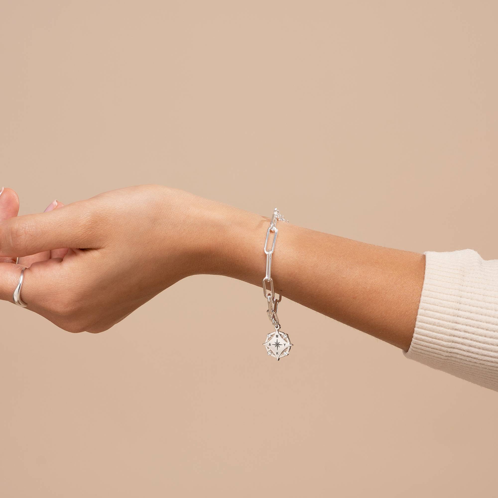 Kaia Initial Kompass-Armband mit Diamanten - 925er Sterlingsilber-1 Kaia Initial Kompass-Armband mit Diamanten - 925er Sterlingsilber-1 Produktfoto