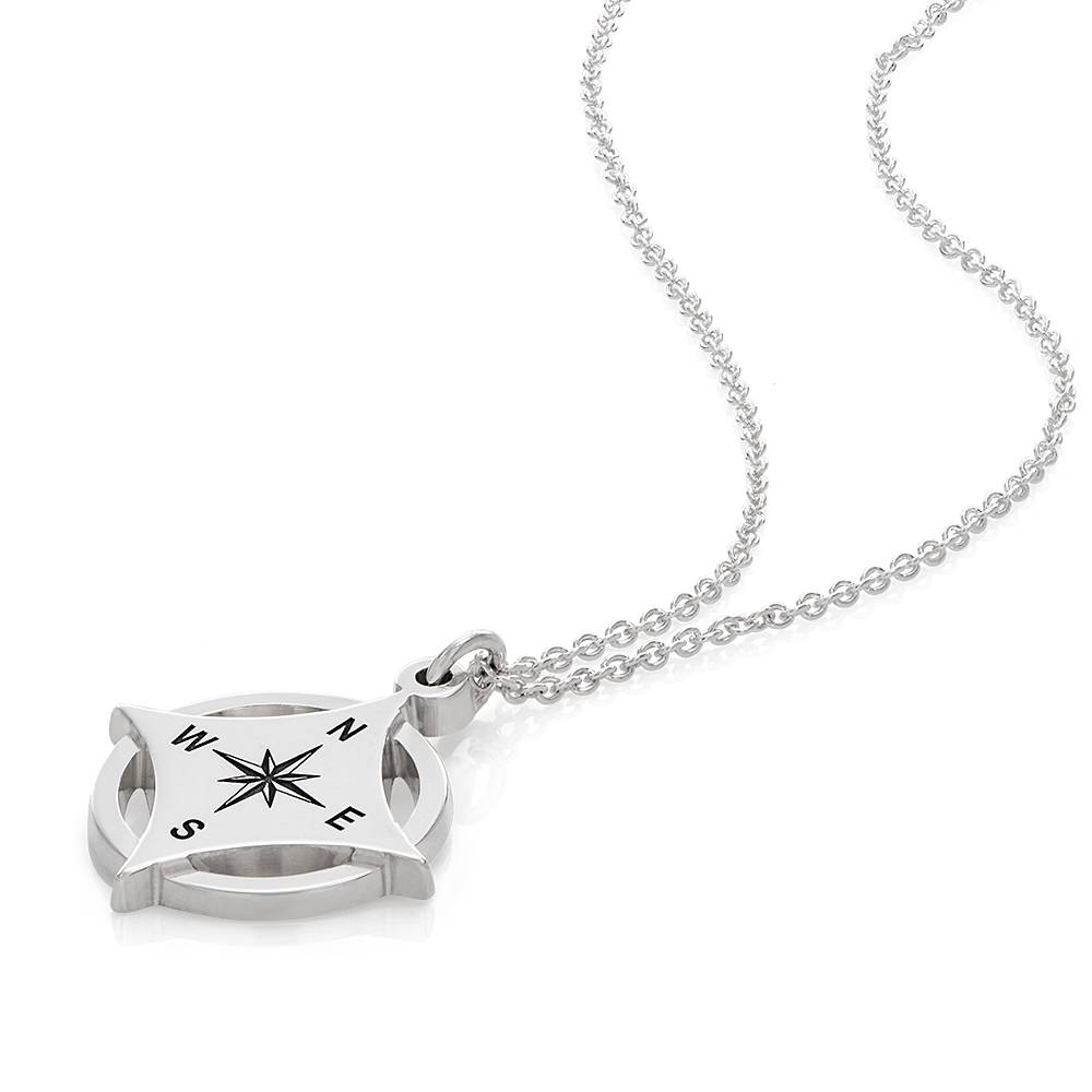 Kaia Initial Kompass-Halskette - in Silber-3 Kaia Initial Kompass-Halskette - in Silber-3 Produktfoto