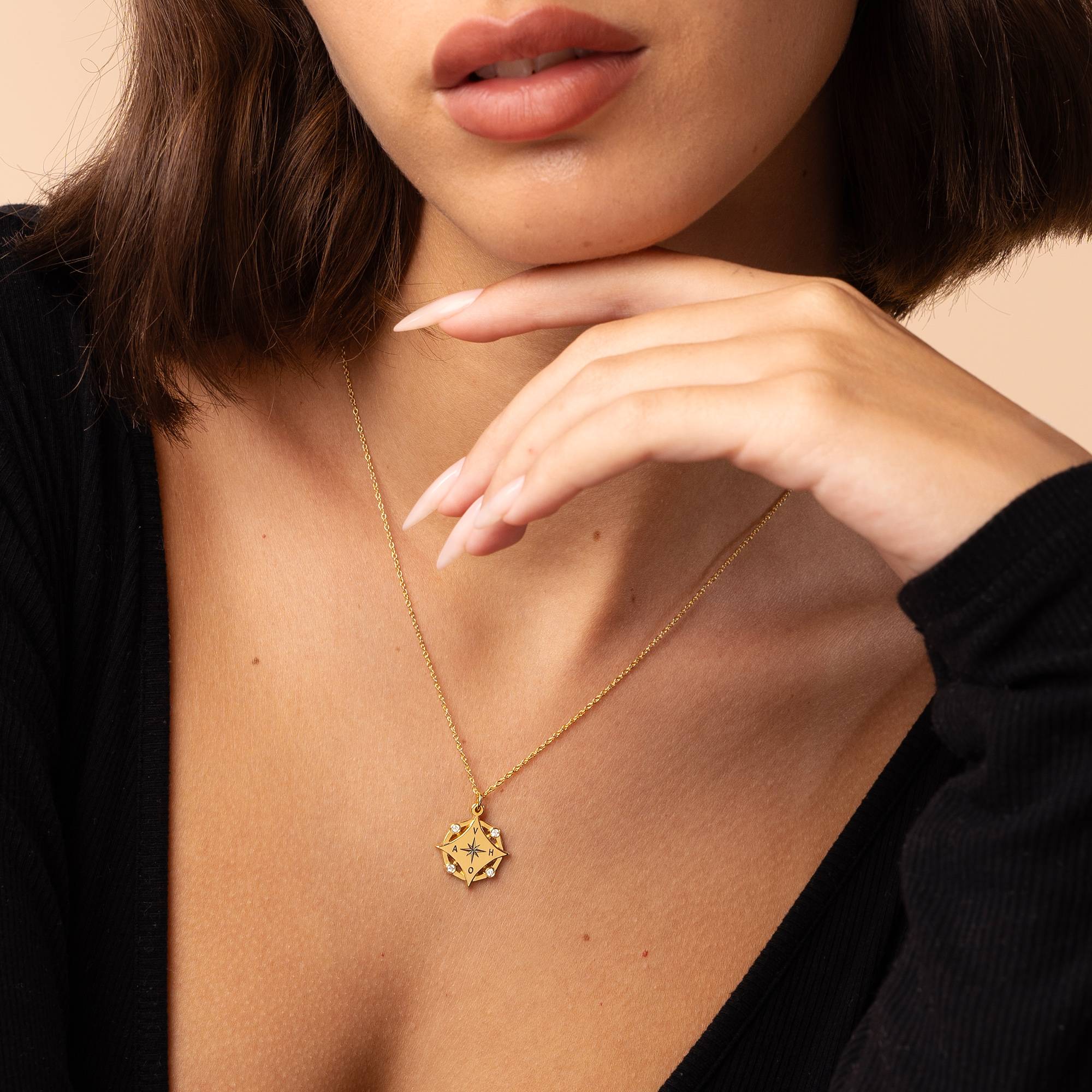 Kaia Initial Kompass-Halskette mit Diamanten - vergoldetes Sterlingsilber-6 Produktfoto