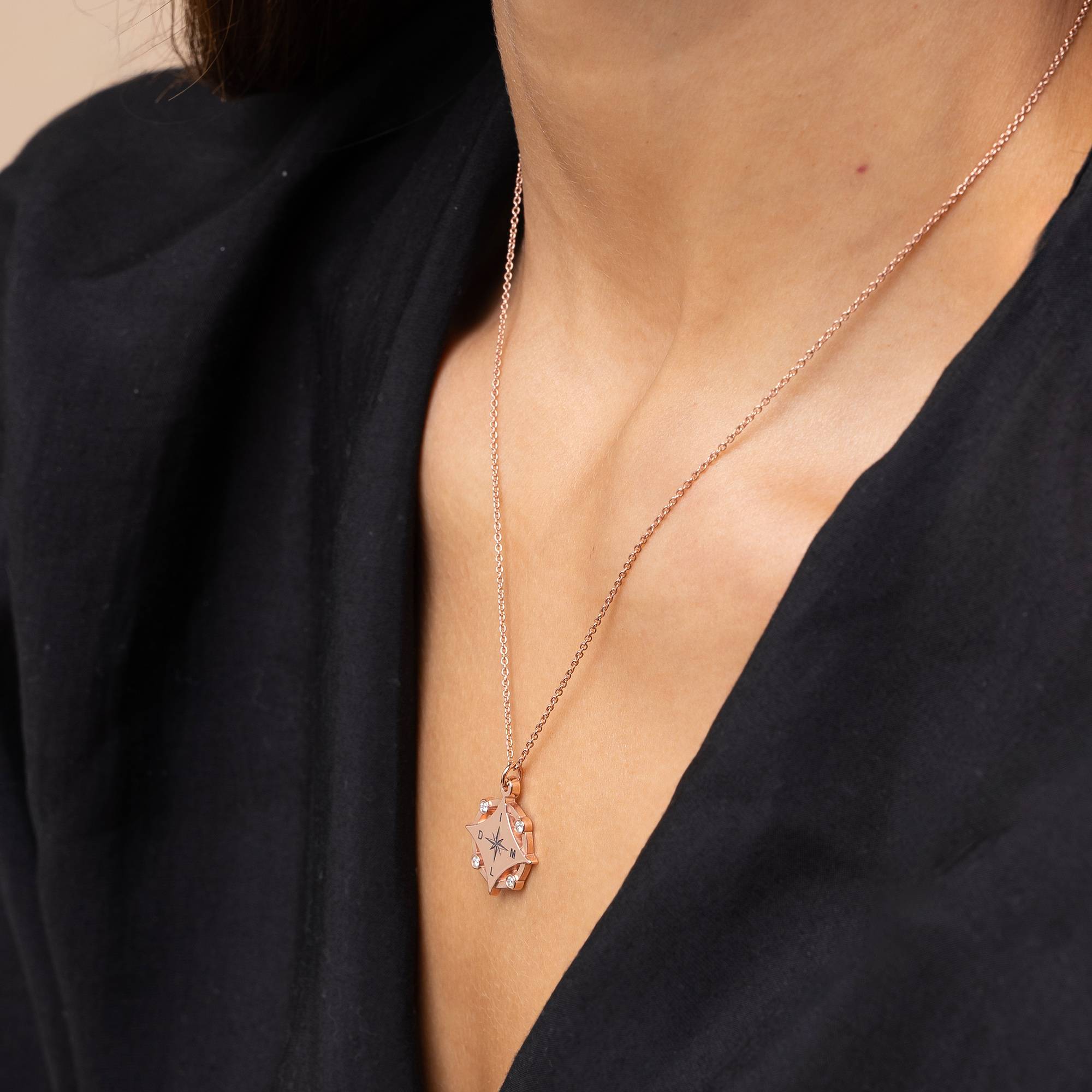 Kaia Initial Kompass-Halskette mit Diamanten - rosévergoldetes Sterlingsilber-6 Kaia Initial Kompass-Halskette mit Diamanten - rosévergoldetes Sterlingsilber-6 Produktfoto