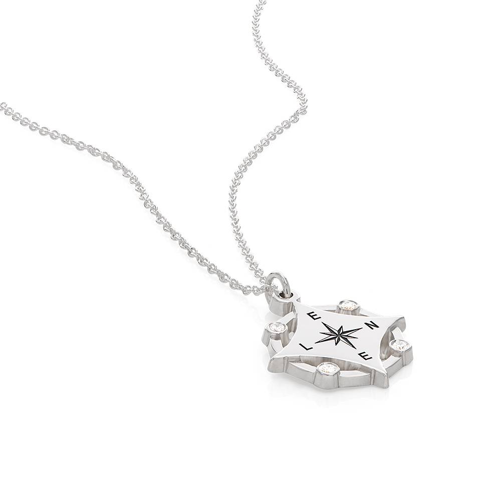 Kaia Initial Kompass-Halskette mit Diamanten - 925er Sterlingsilber-4 Kaia Initial Kompass-Halskette mit Diamanten - 925er Sterlingsilber-4 Produktfoto