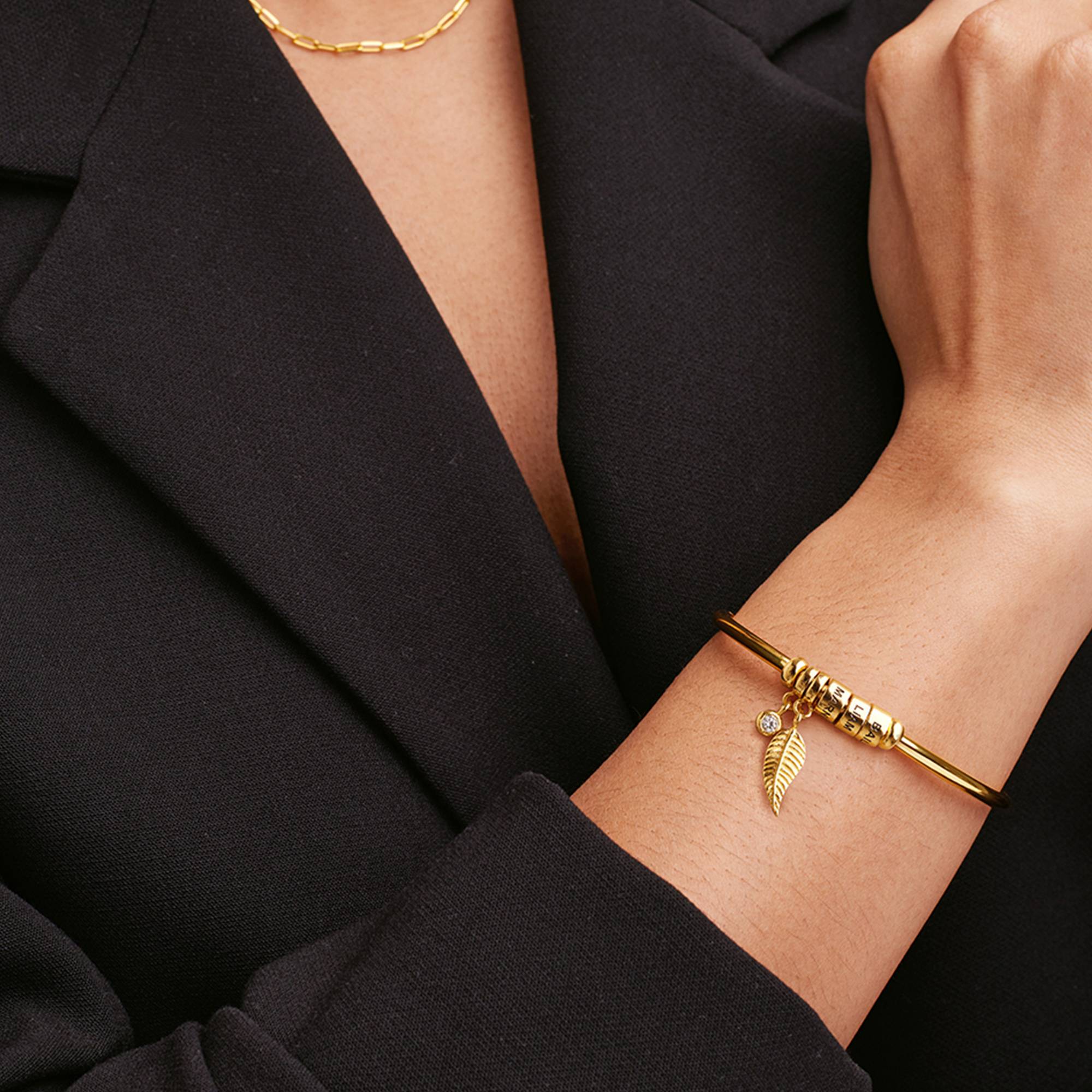 Linda Kreisanhänger-Armreif mit gravierten Vermeil-Beads und Diamant-4 Produktfoto