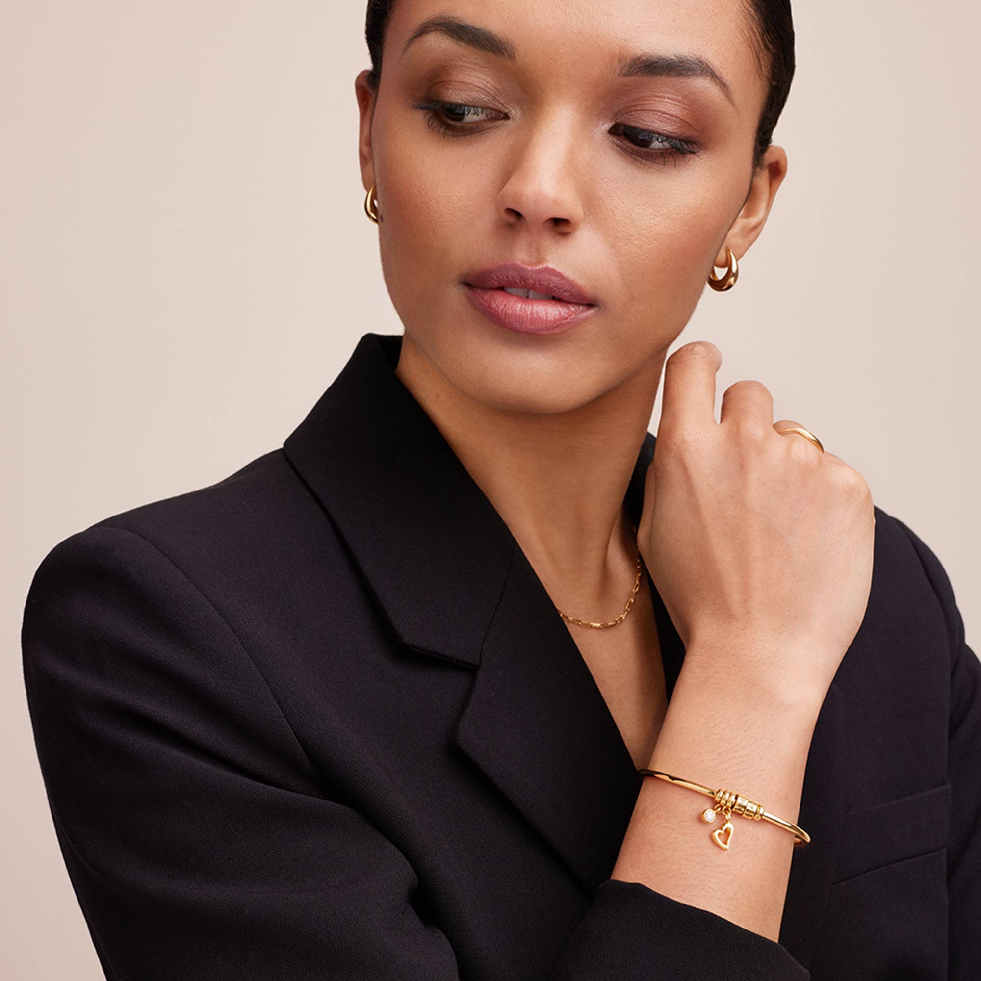 Linda Kreisanhänger-Armreif mit gravierten vergoldeten Beads-2 Linda Kreisanhänger-Armreif mit gravierten vergoldeten Beads-2 Produktfoto