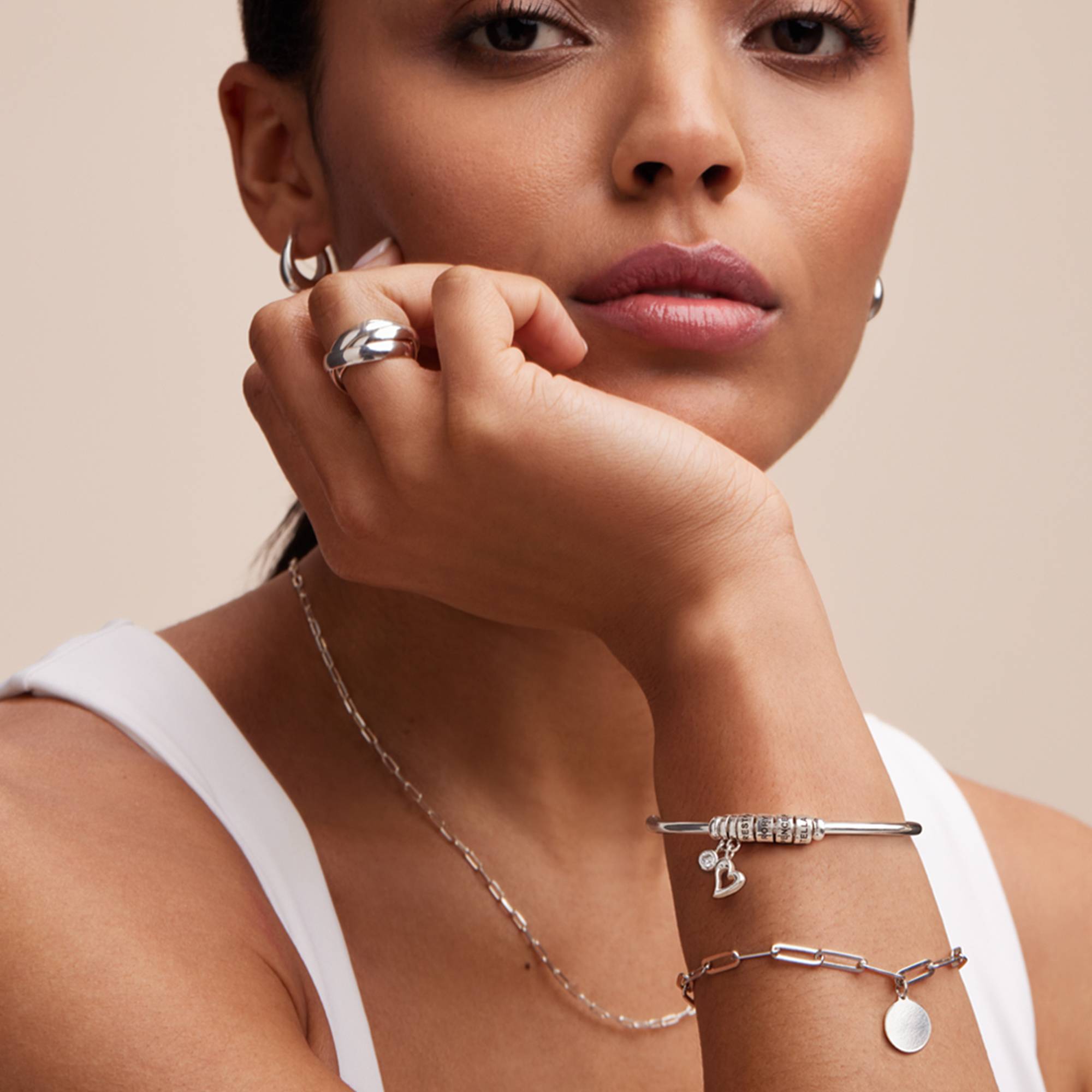 Linda Kreisanhänger-Armreif mit gravierten silbernen Beads-3 Linda Kreisanhänger-Armreif mit gravierten silbernen Beads-3 Produktfoto