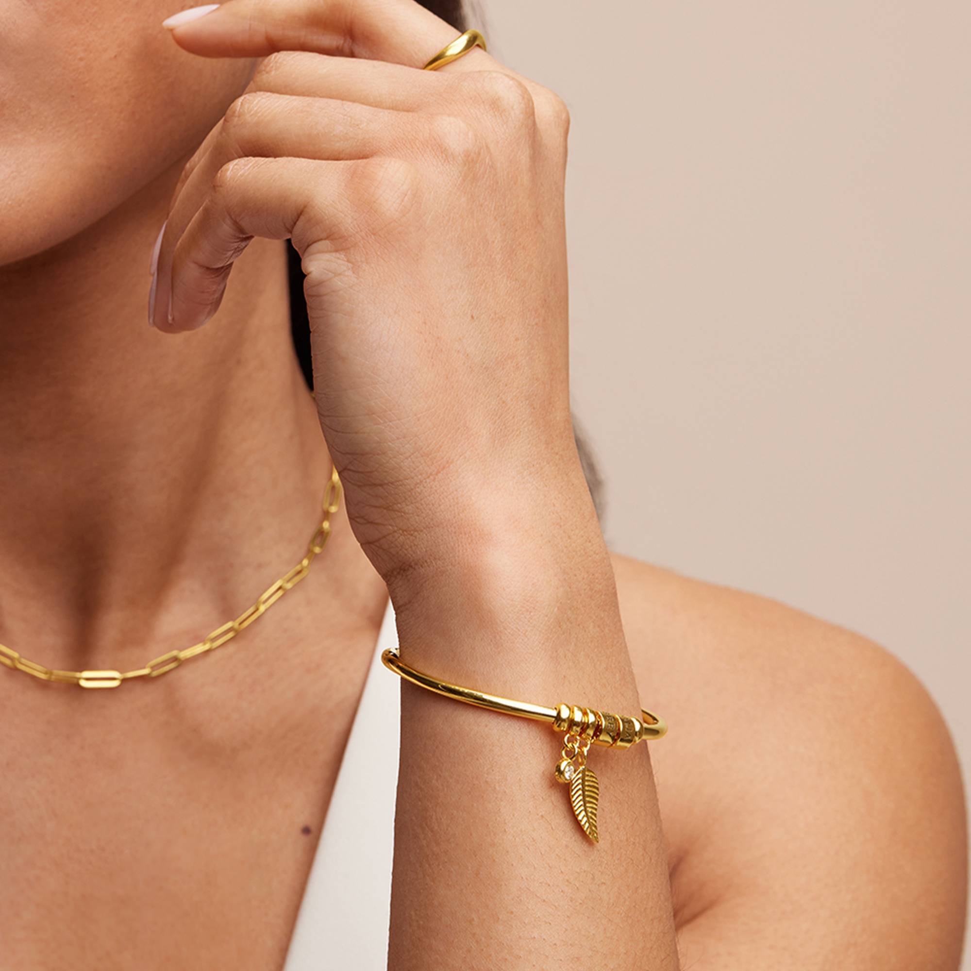 Linda Kreisanhänger-Armreif mit gravierten vergoldeten Beads und Diamant-3 Produktfoto