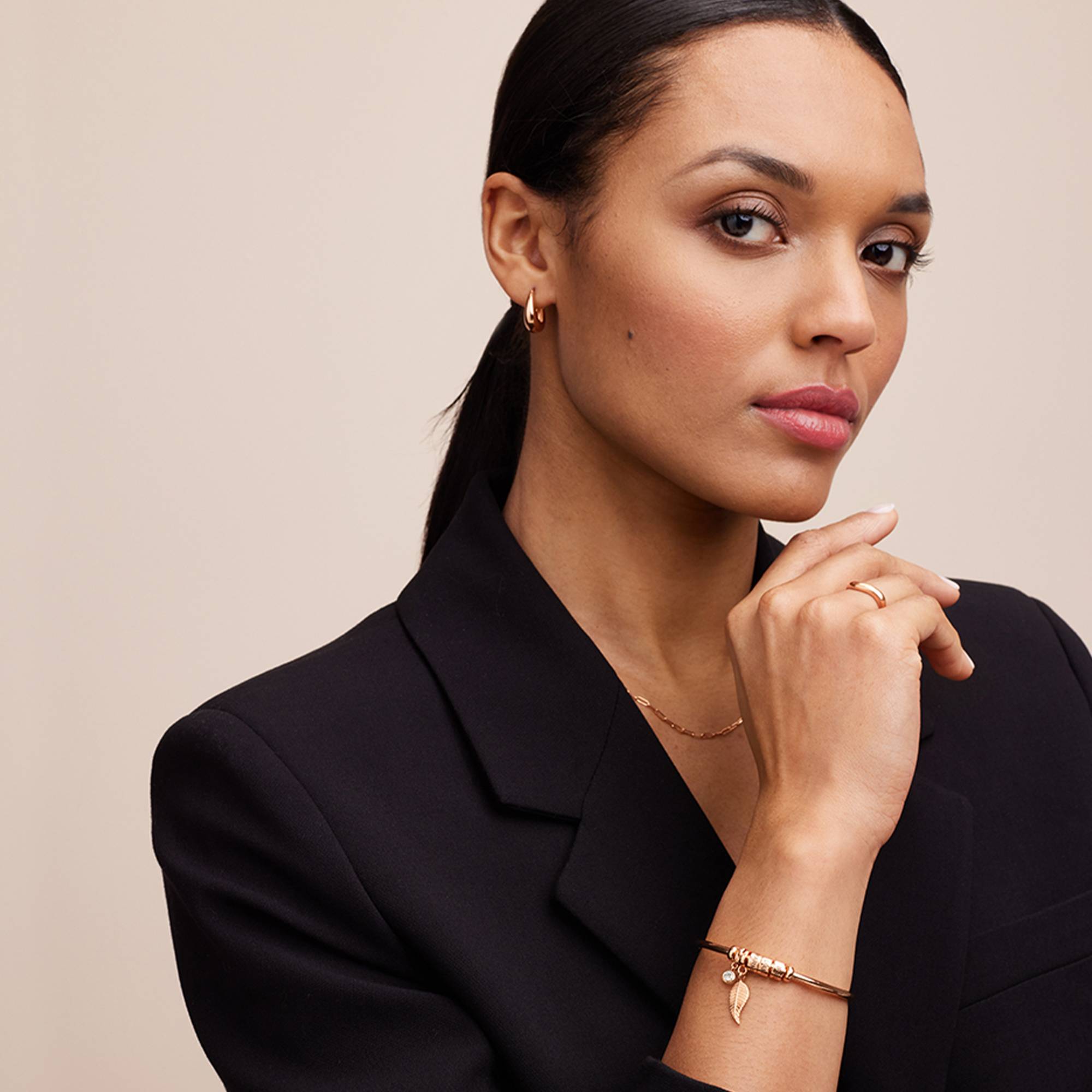 Linda Kreisanhänger-Armreif mit gravierten rosé vergoldeten Beads und Diamant-3 Produktfoto