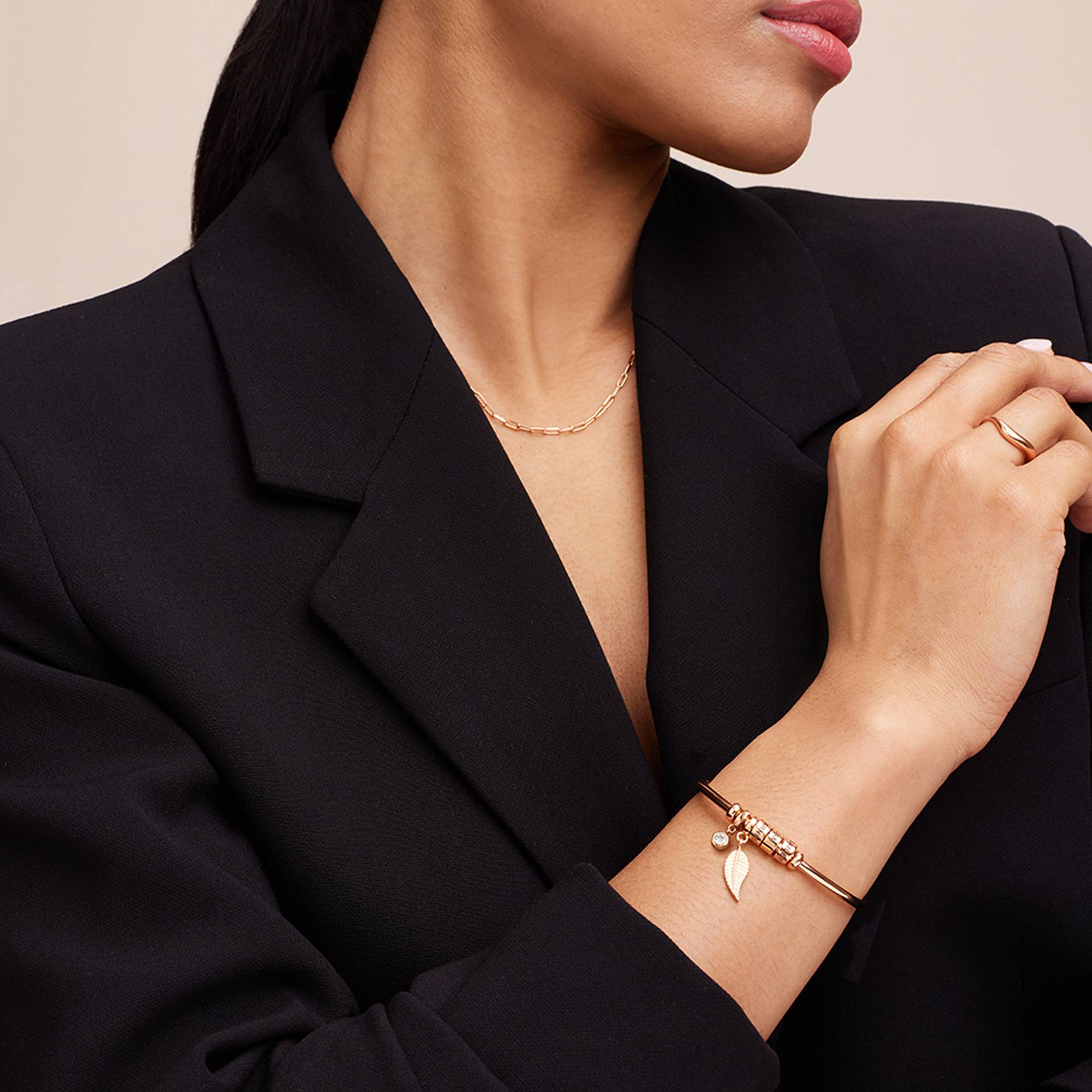 Linda Kreisanhänger-Armreif mit gravierten rosé vergoldeten Beads und Diamant-4 Produktfoto