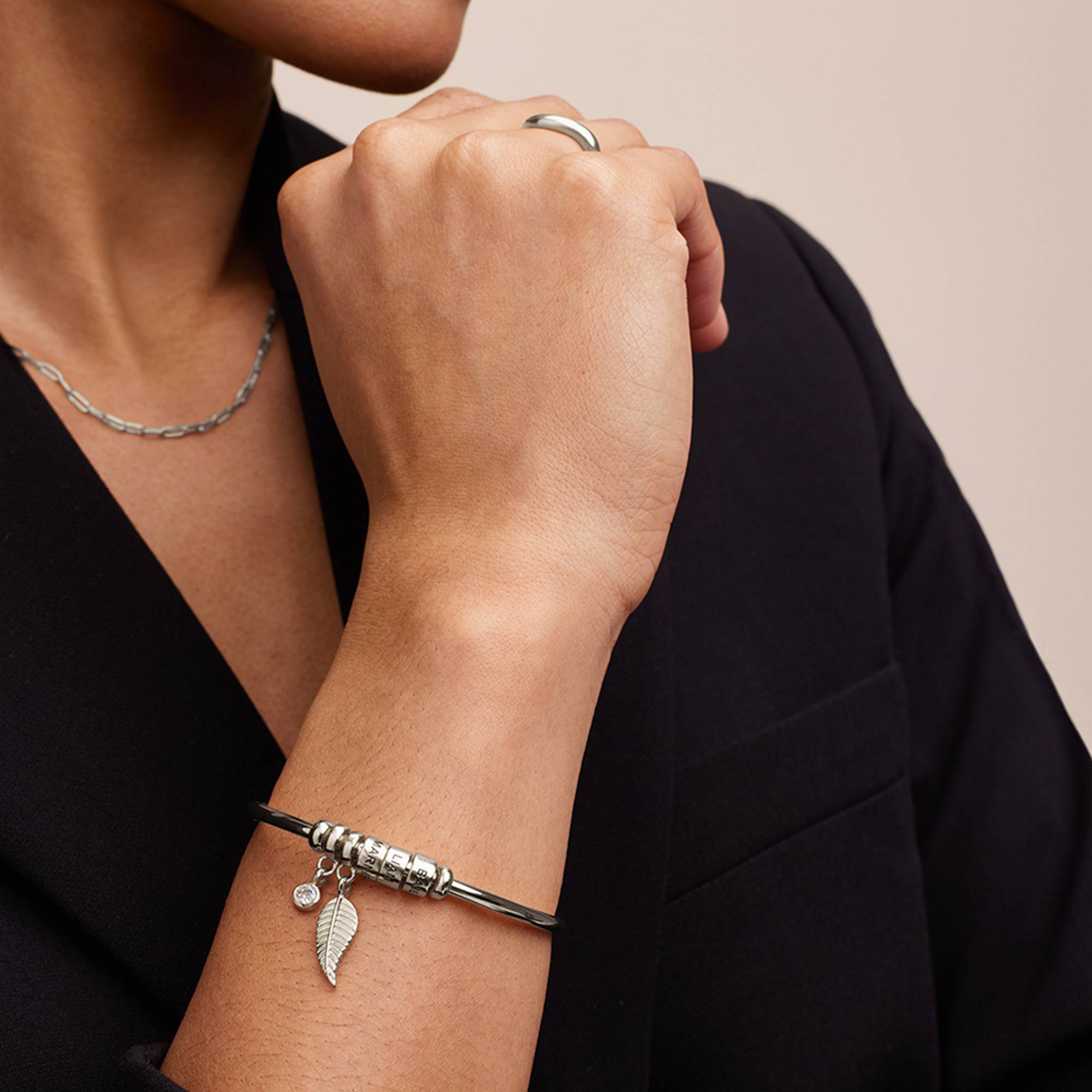 Linda Kreisanhänger-Armreif mit gravierten silbernen Beads und Diamant-4 Produktfoto