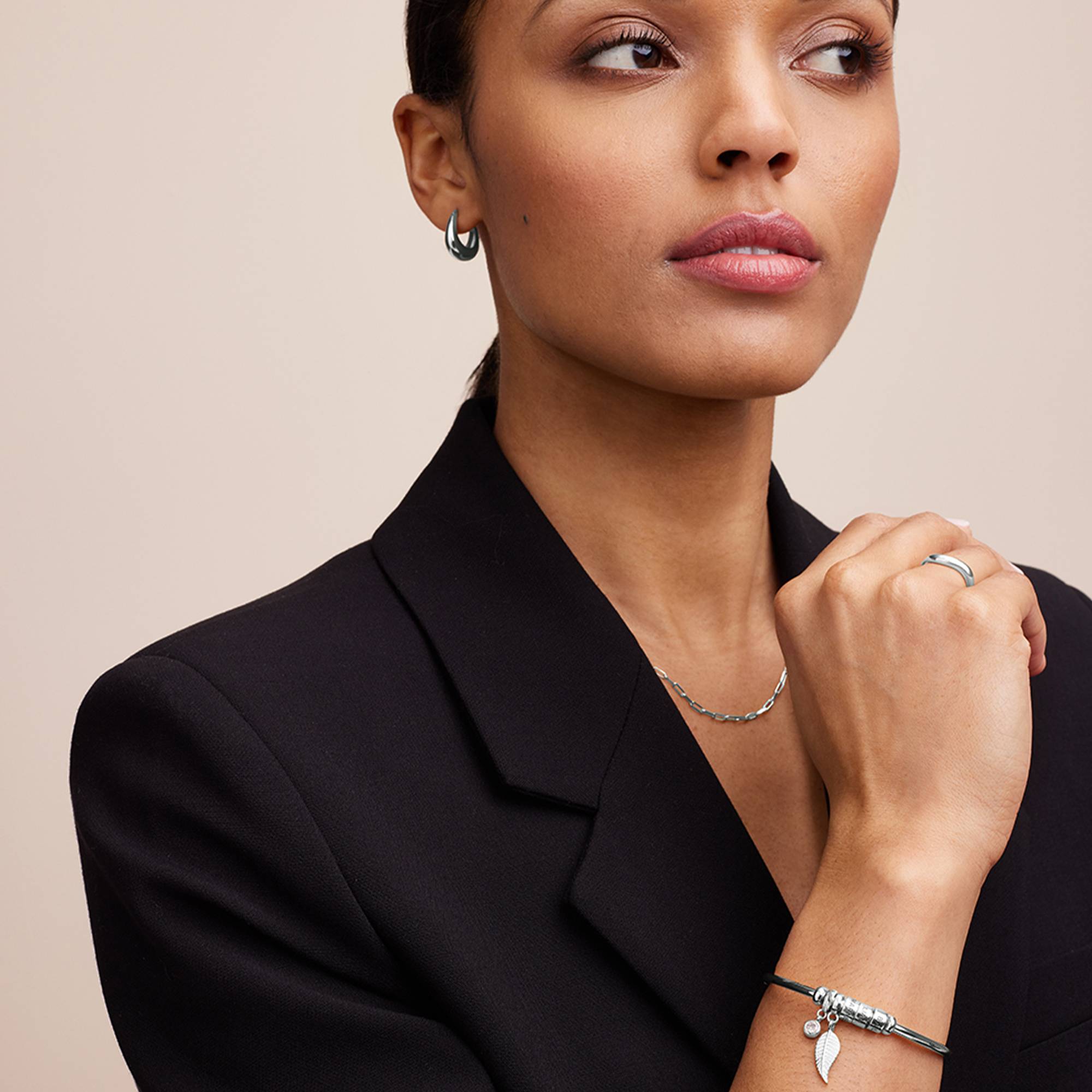 Linda Kreisanhänger-Armreif mit gravierten silbernen Beads und Diamant-1 Produktfoto