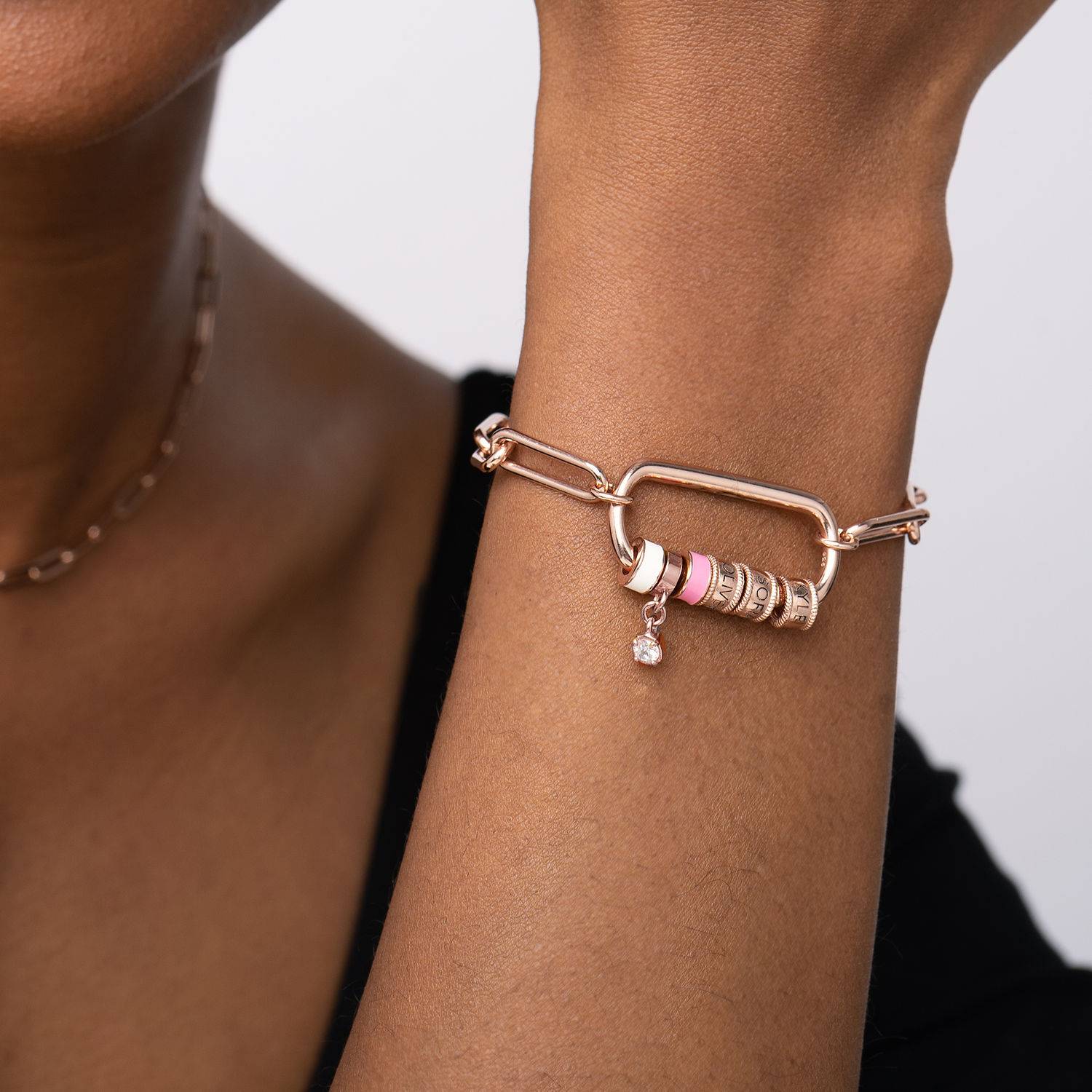 Linda Karabiner-Armband mit gravierten Beads und 0,25 ct Diamant - rosévergoldetes Sterlingsilber-1 Linda Karabiner-Armband mit gravierten Beads und 0,25 ct Diamant - rosévergoldetes Sterlingsilber-1 Produktfoto