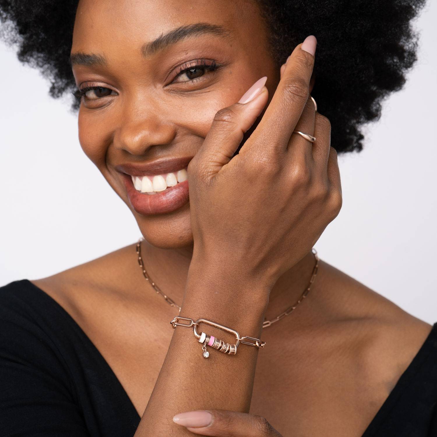 Linda Karabiner-Armband mit gravierten Beads und 0,25 ct Diamant - rosévergoldetes Sterlingsilber-3 Linda Karabiner-Armband mit gravierten Beads und 0,25 ct Diamant - rosévergoldetes Sterlingsilber-3 Produktfoto