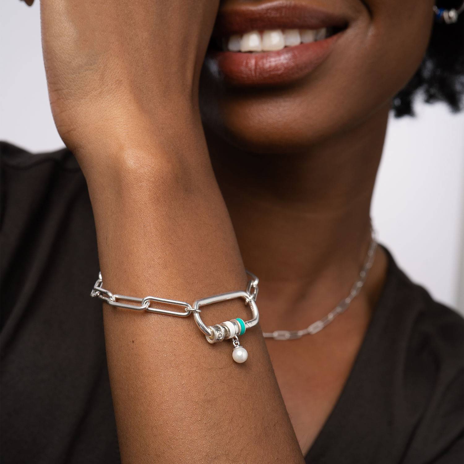 Linda Karabiner-Armband mit gravierten Beads und Perle - 925er Sterlingsilber-3 Produktfoto