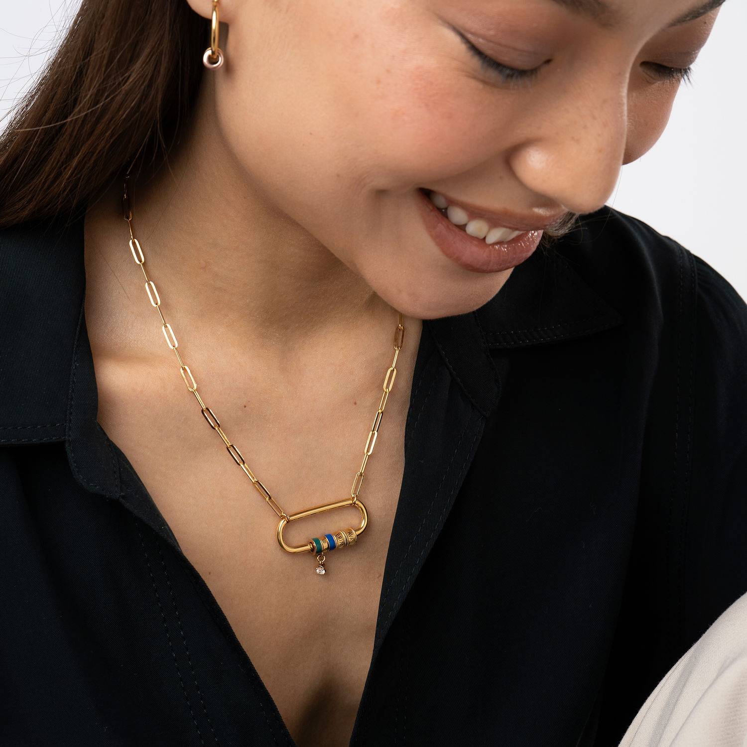 Linda Karabiner-Halskette mit gravierten Beads und Diamant - vergoldetes Sterlingsilber-7 Linda Karabiner-Halskette mit gravierten Beads und Diamant - vergoldetes Sterlingsilber-7 Produktfoto