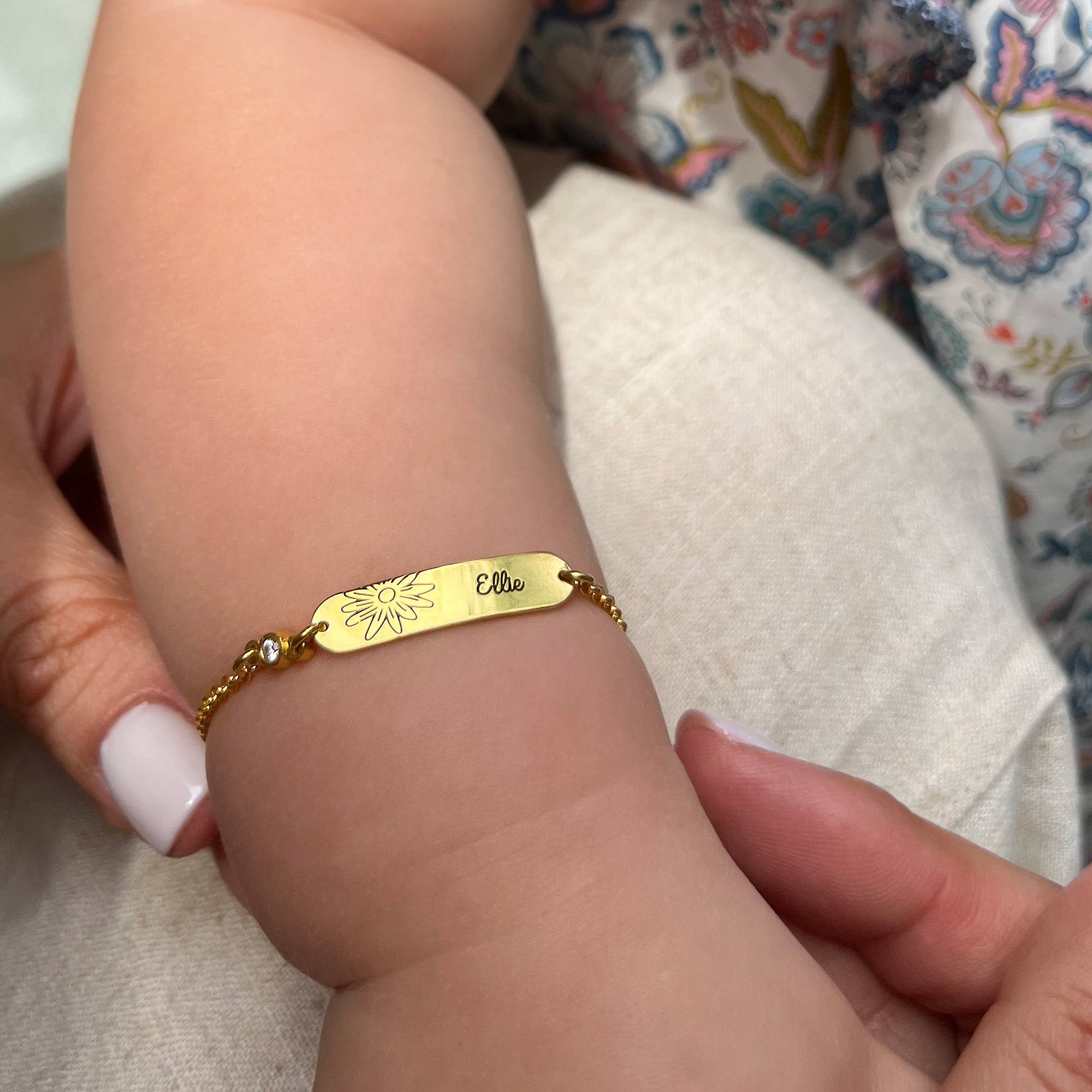 Lyla Baby-Namensarmband mit Geburtsblume und Geburtsstein - vergoldetes Sterlingsilber-4 Produktfoto
