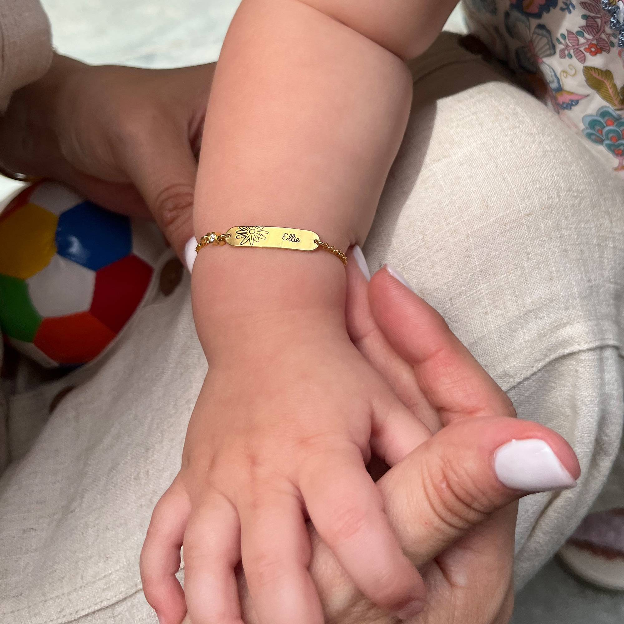 Lyla Baby-Namensarmband mit Geburtsblume und Geburtsstein - Gold-Vermeil-3 Produktfoto