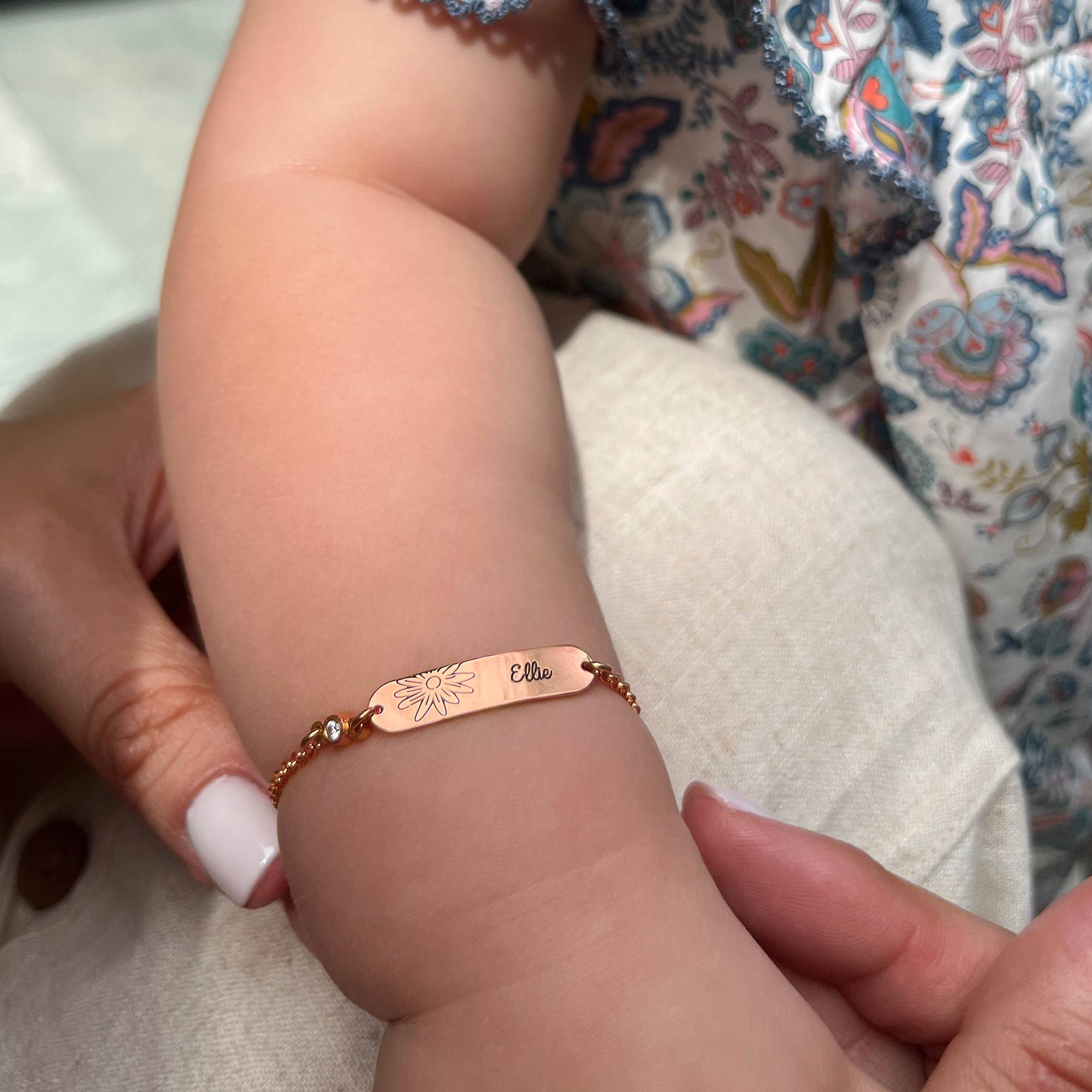 Lyla Baby-Namensarmband mit Geburtsblume und Geburtsstein - rosévergoldetes Sterlingsilber-4 Produktfoto