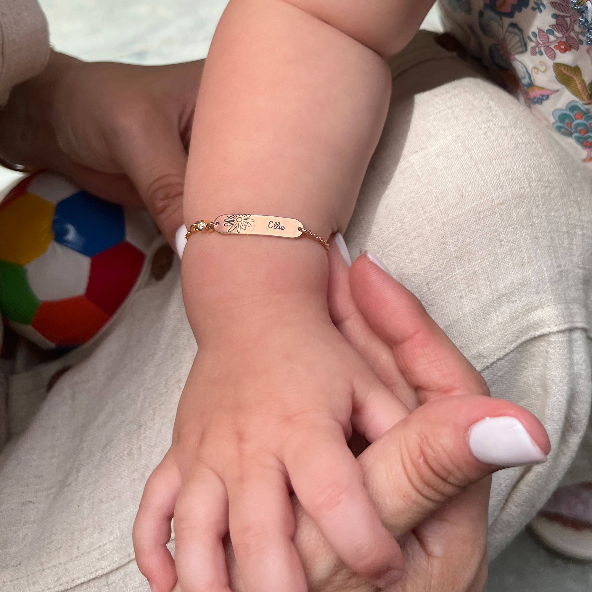 Lyla Baby-Namensarmband mit Geburtsblume und Geburtsstein - rosévergoldetes Sterlingsilber-2 Produktfoto