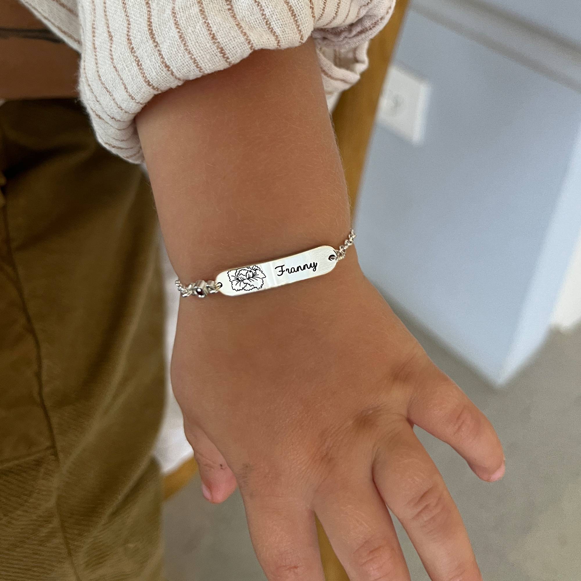 Lyla Baby-Namensarmband mit Geburtsblume und Geburtsstein - 925er Sterlingsilber-1 Produktfoto