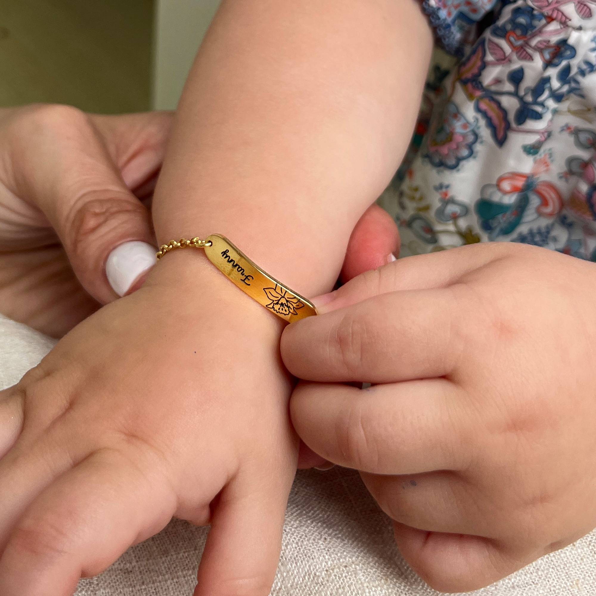 Lyla Baby-Namensarmband mit Geburtsblume - vergoldetes Sterlingsilber-4 Produktfoto