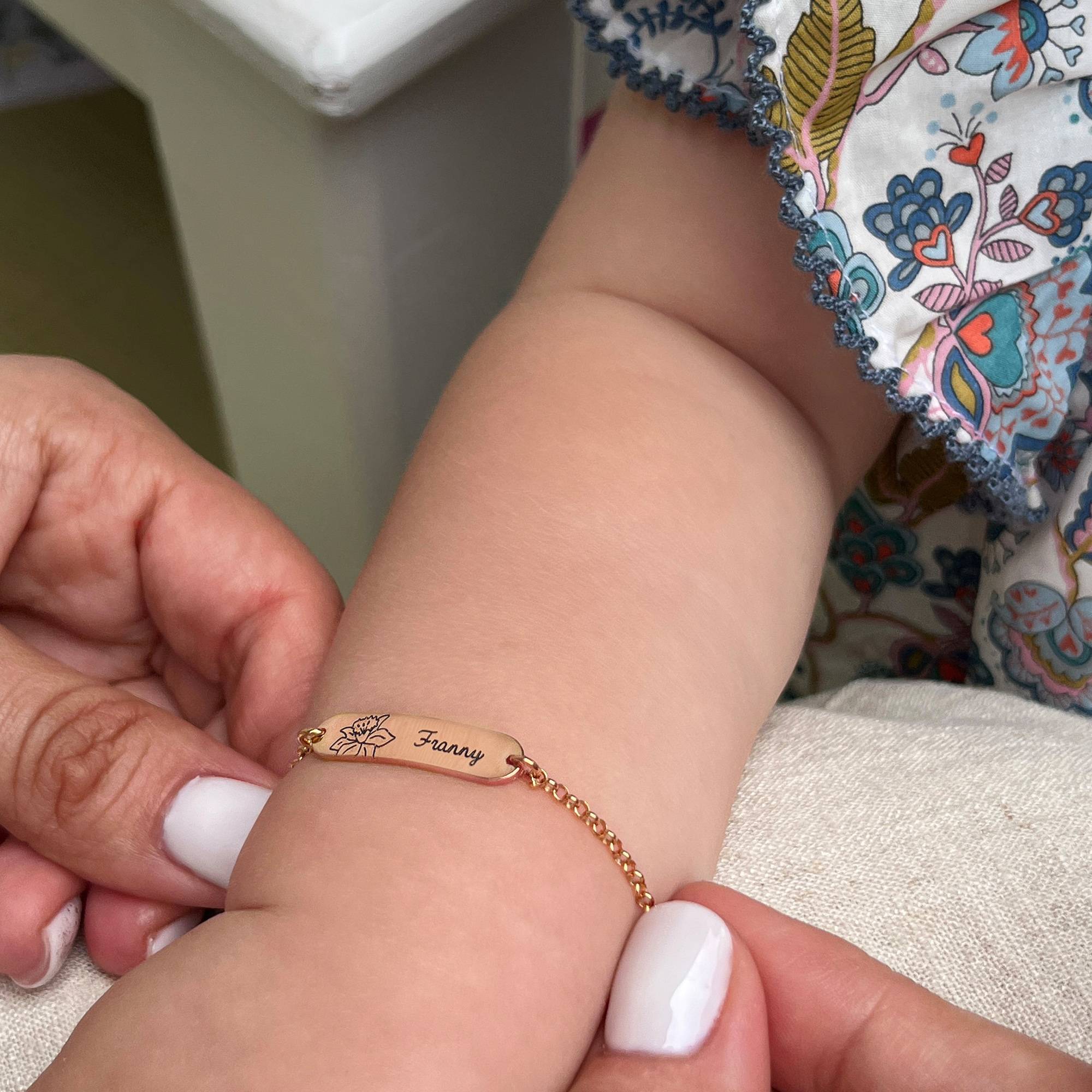 Lyla Baby-Namensarmband mit Geburtsblume - rosévergoldetes Sterlingsilber-3 Produktfoto