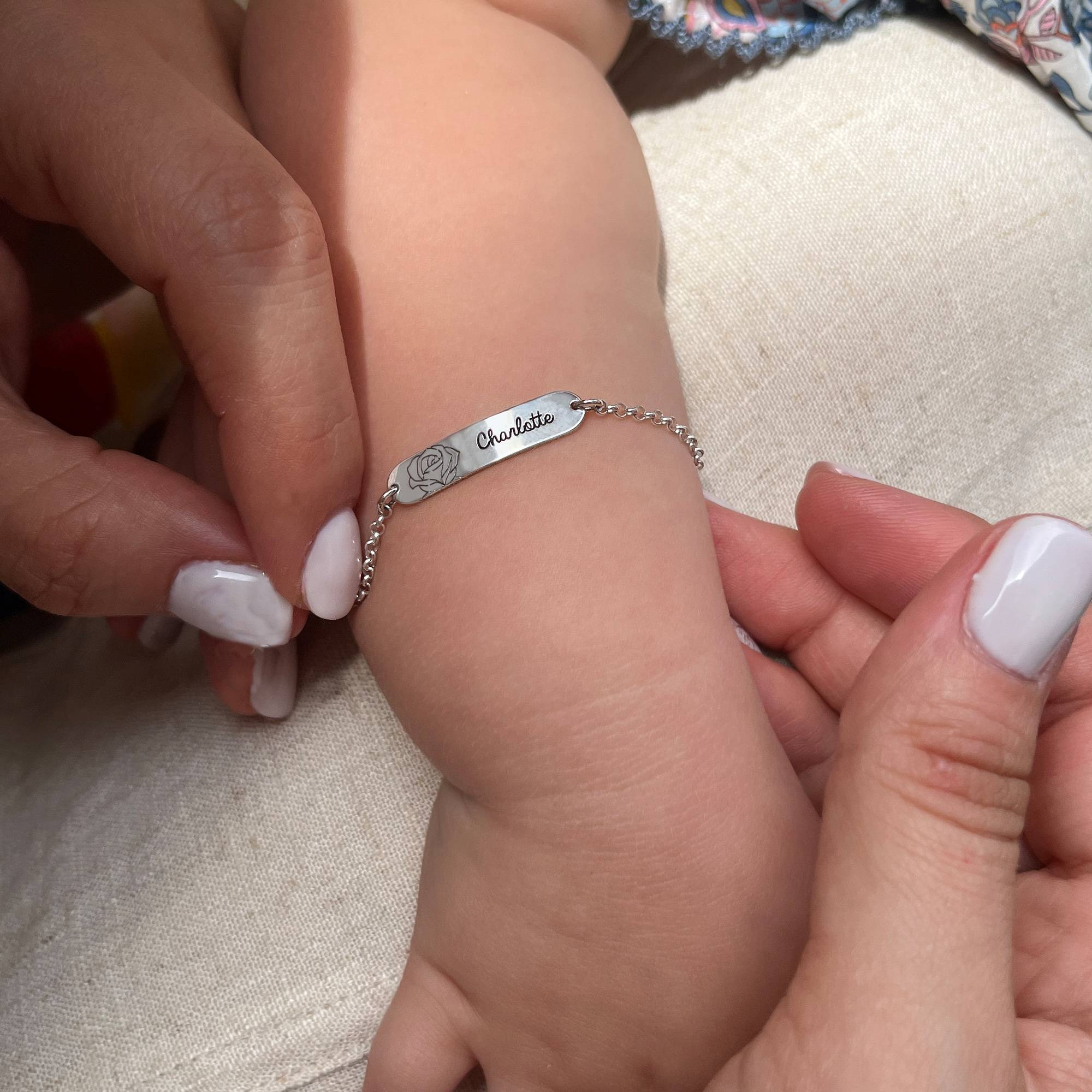 Lyla Baby-Namensarmband mit Geburtsblume - 925er Sterlingsilber-2 Produktfoto