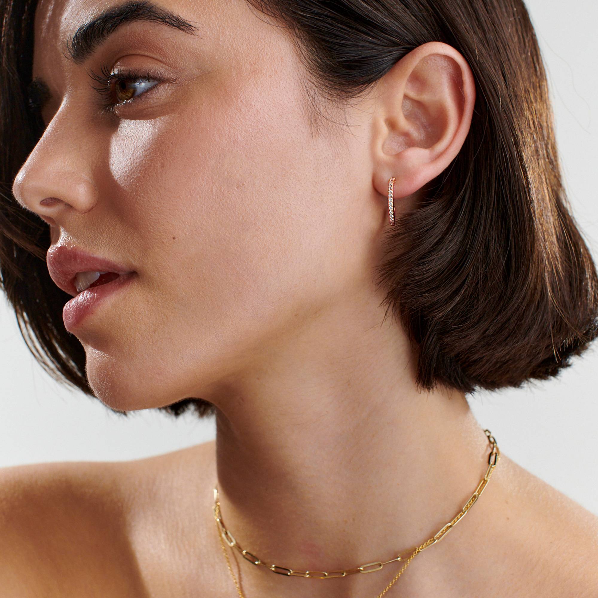 Phoebe Huggie-Ohrringe - rosévergoldetes Sterlingsilber-1 Produktfoto