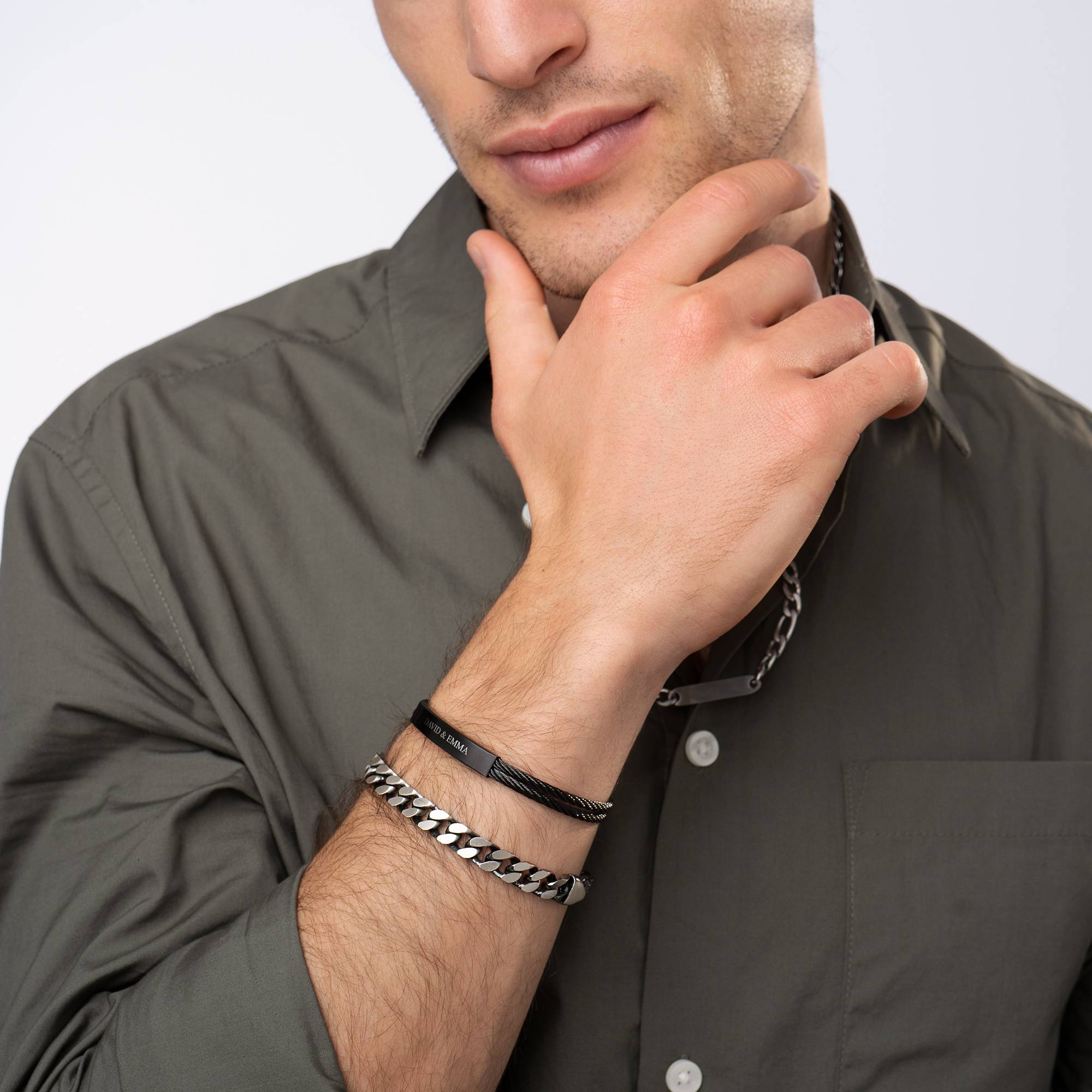 The Leader - schwarzes graviertes Manschettenarmband für Männer-2 Produktfoto