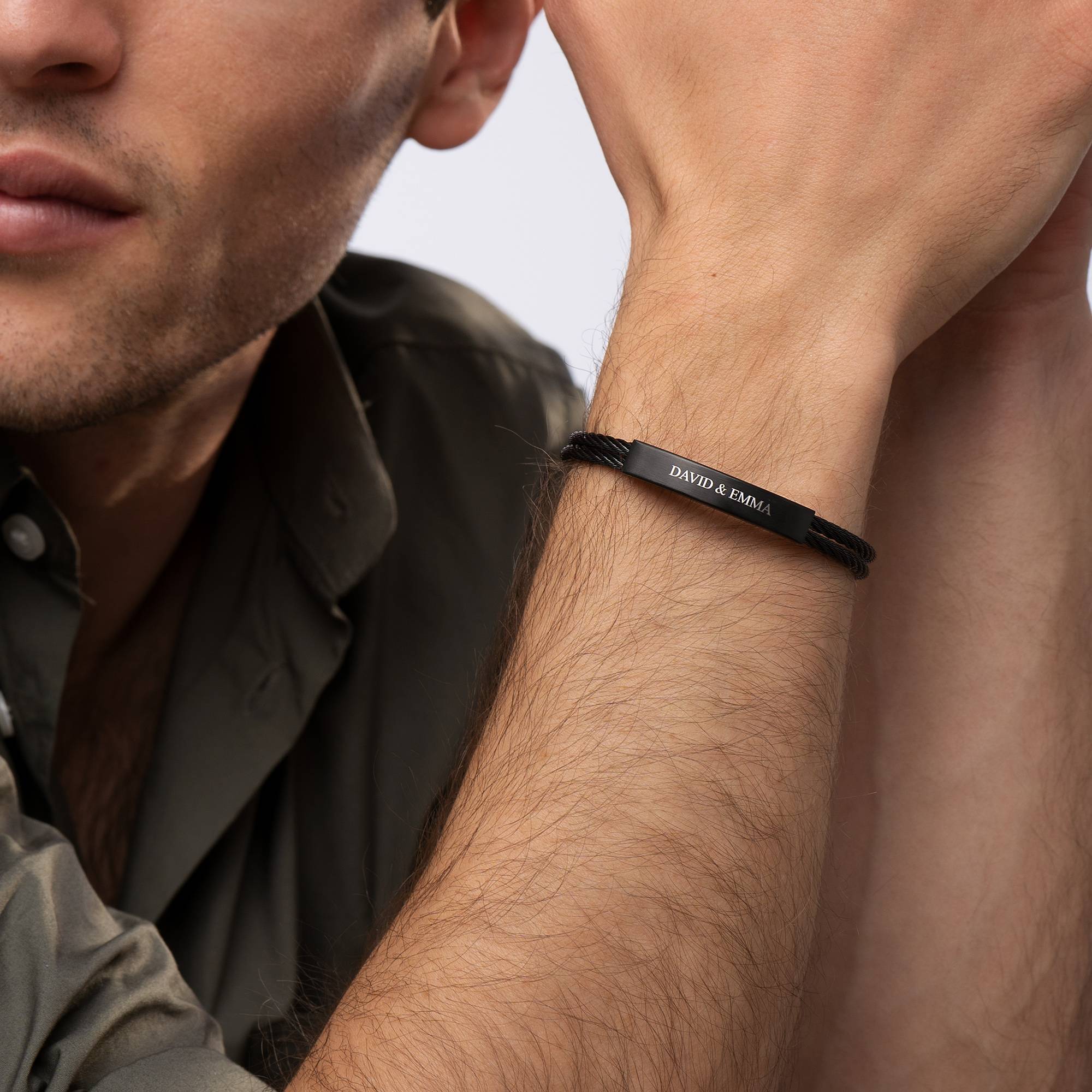 The Leader - schwarzes graviertes Manschettenarmband für Männer-4 Produktfoto