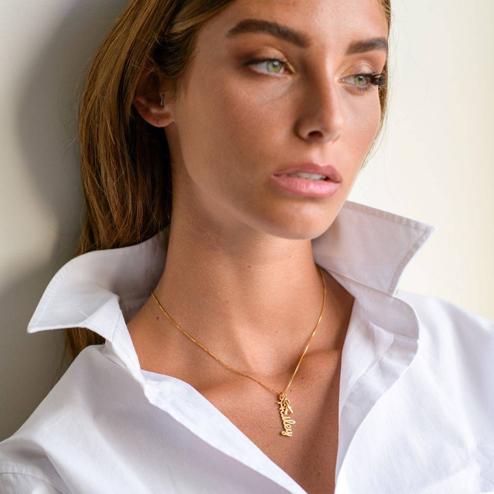 Kette mit vertikalen kursiven Namensanhängern - vergoldetes Sterlingsilber-1 Kette mit vertikalen kursiven Namensanhängern - vergoldetes Sterlingsilber-1 Produktfoto