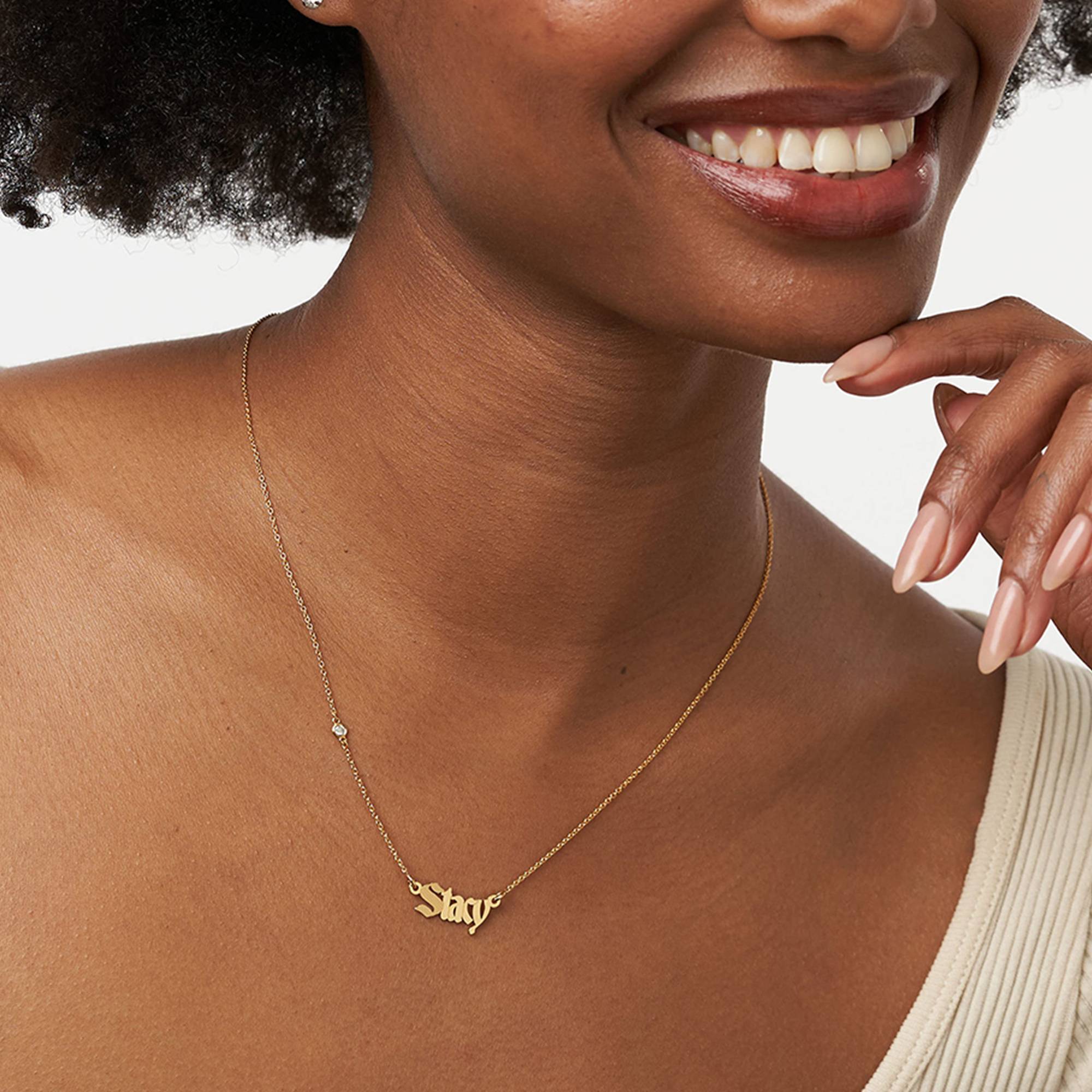 Wednesday geprägte gotische Namenskette mit Diamant - Gold-Vermeil-5 Wednesday geprägte gotische Namenskette mit Diamant - Gold-Vermeil-5 Produktfoto