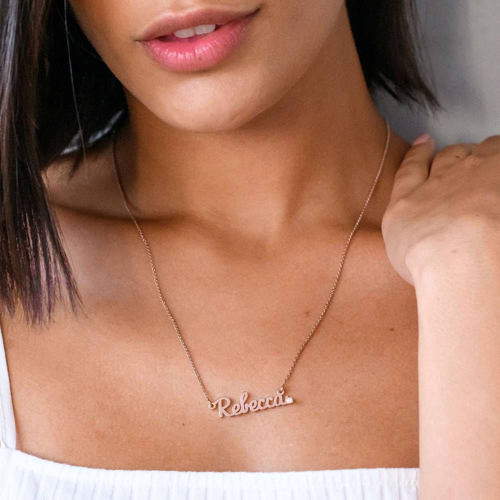 Kursive Namenskette mit Diamant - Rosévergoldet-1 Kursive Namenskette mit Diamant - Rosévergoldet-1 Produktfoto
